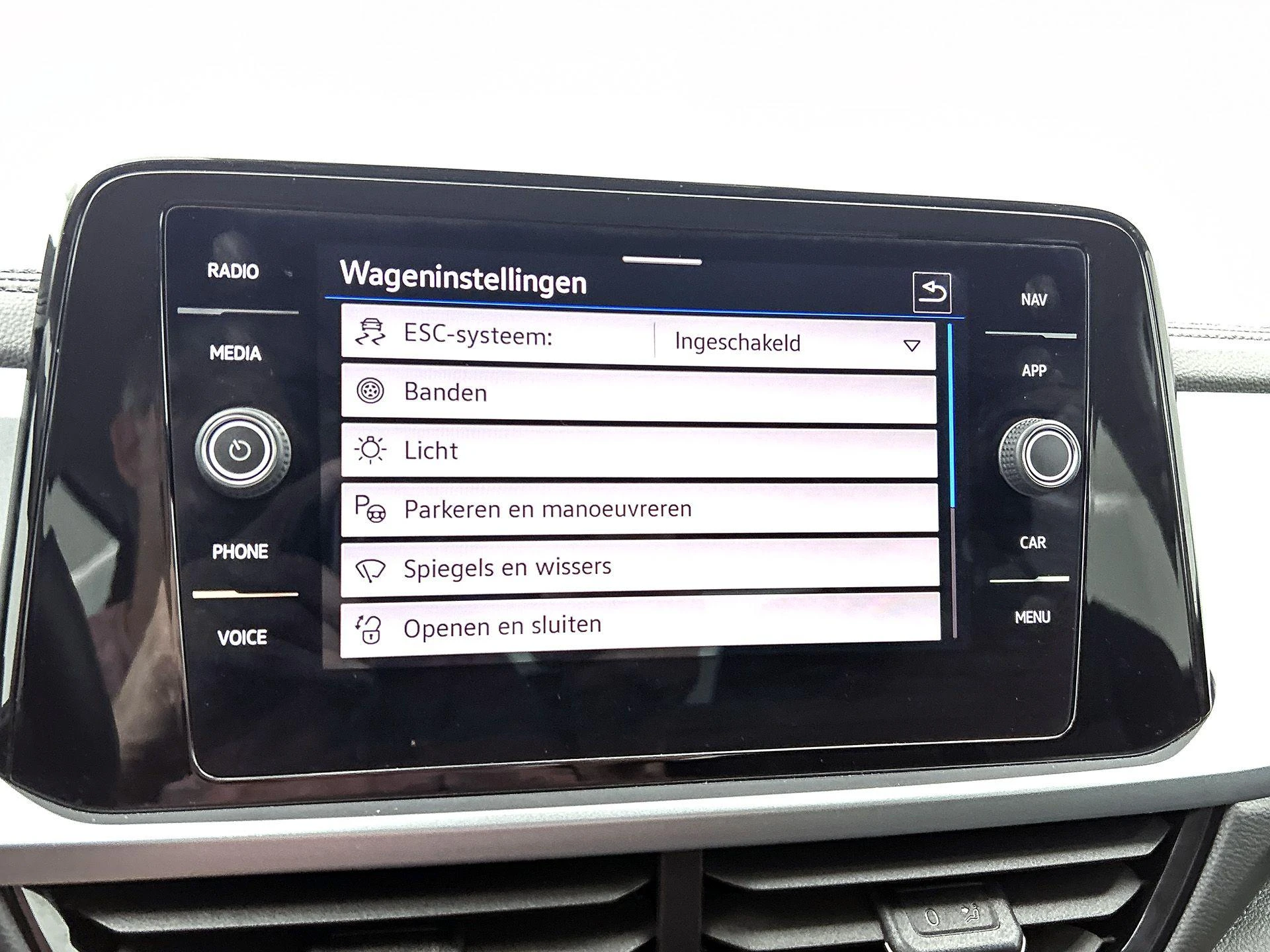 Volkswagen-T-Roc-image-10