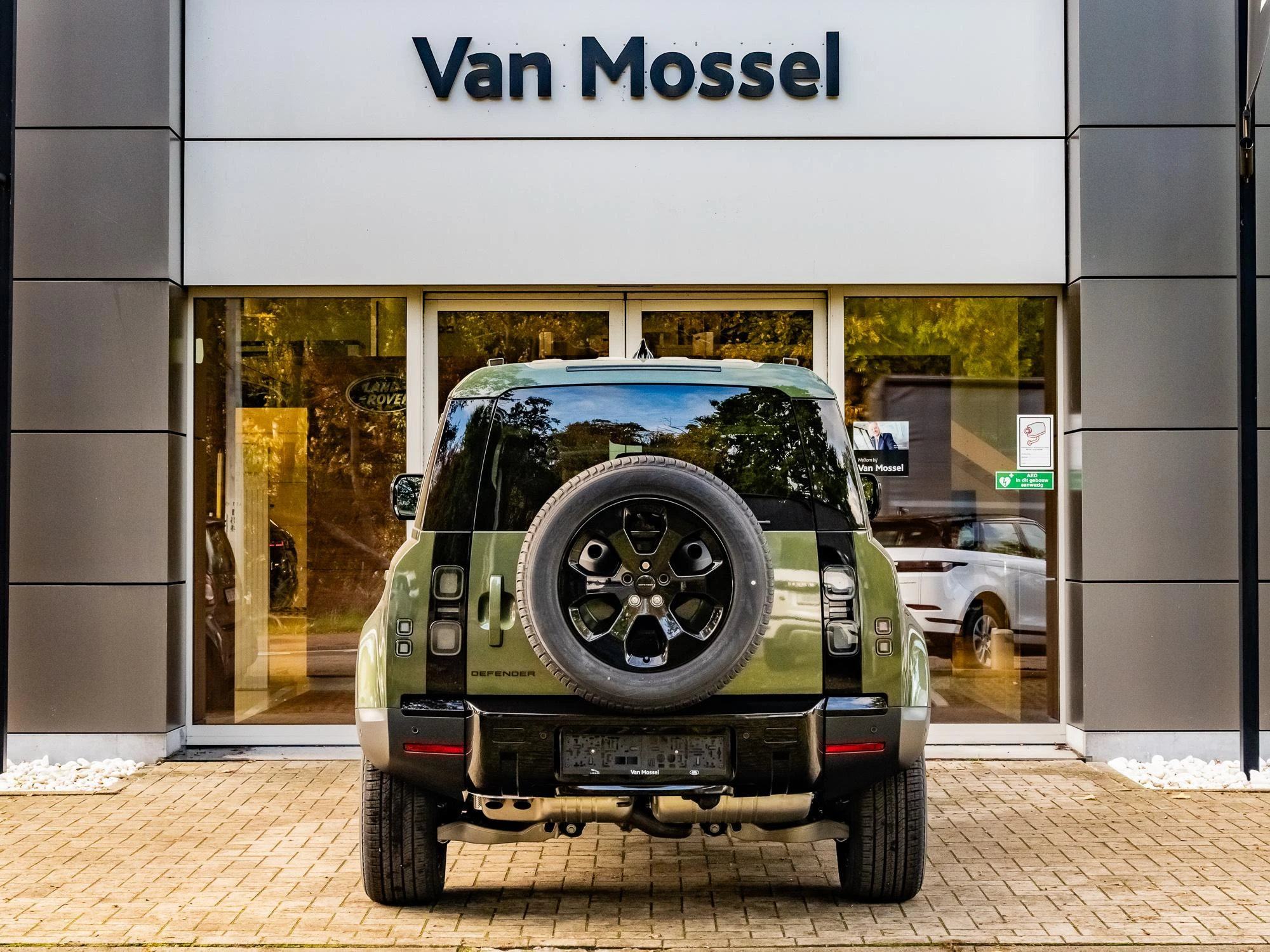 Land Rover-Defender-image-4