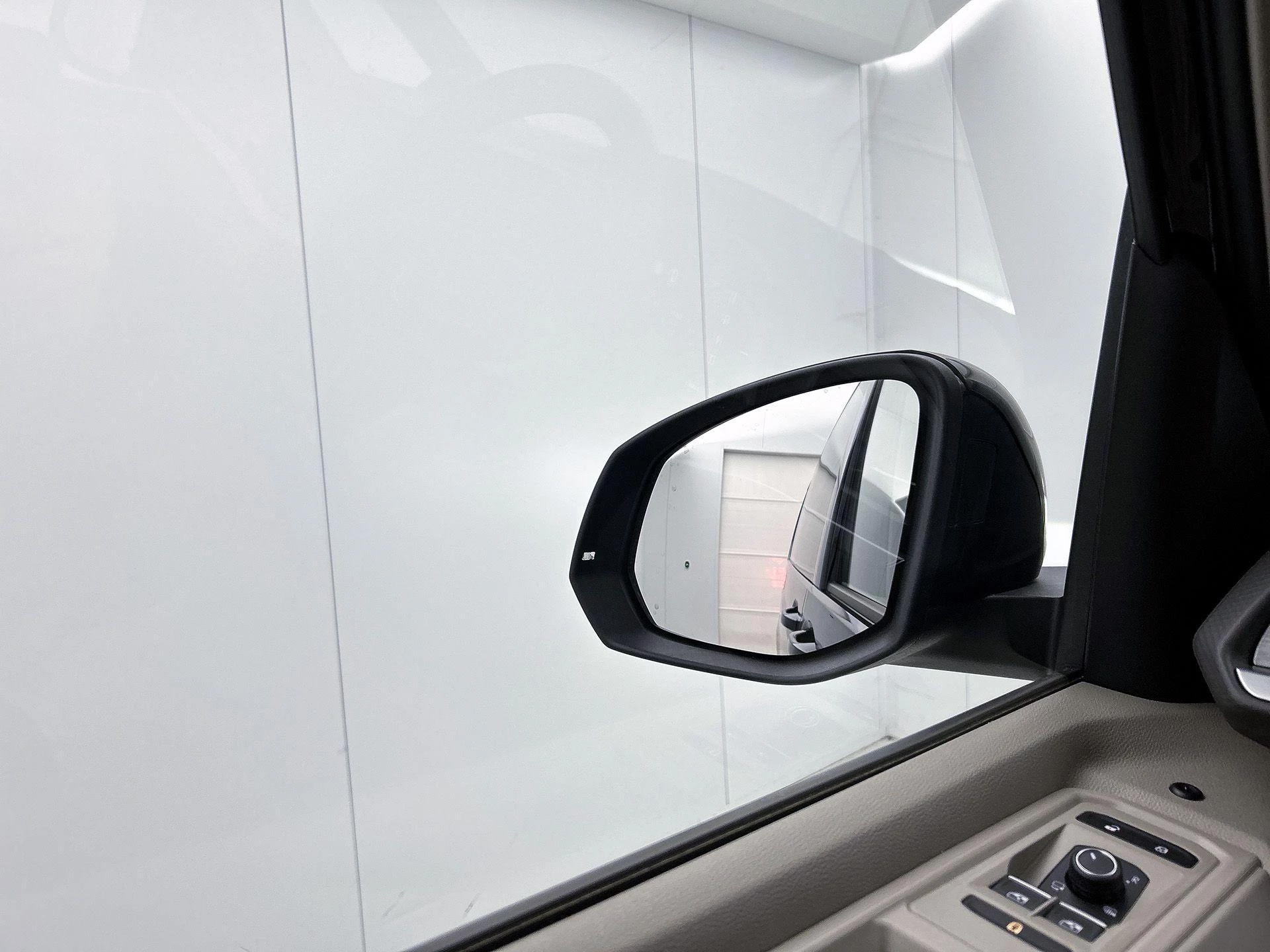 Volkswagen-Multivan-image-22