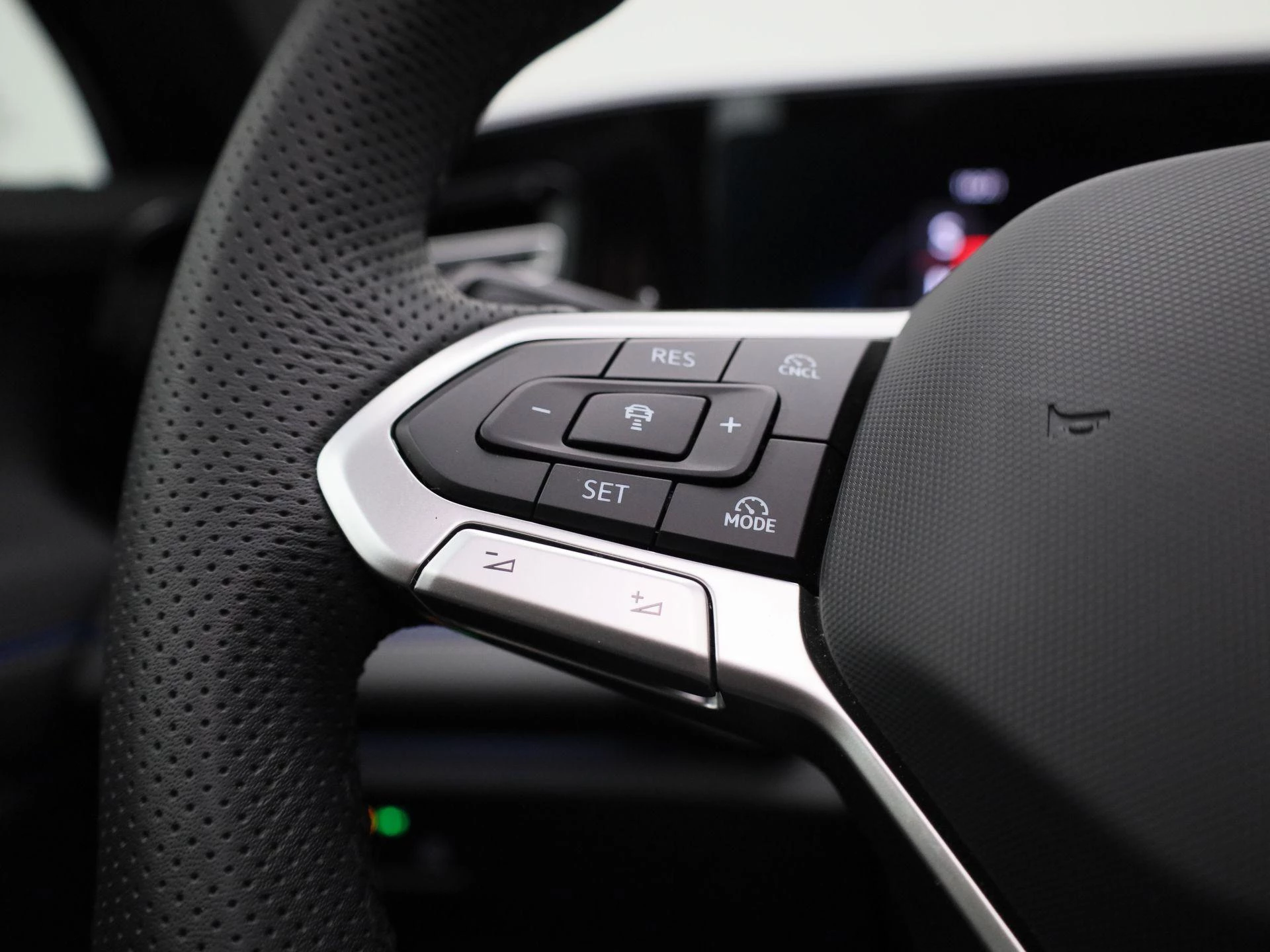 Volkswagen-Tiguan-image-19