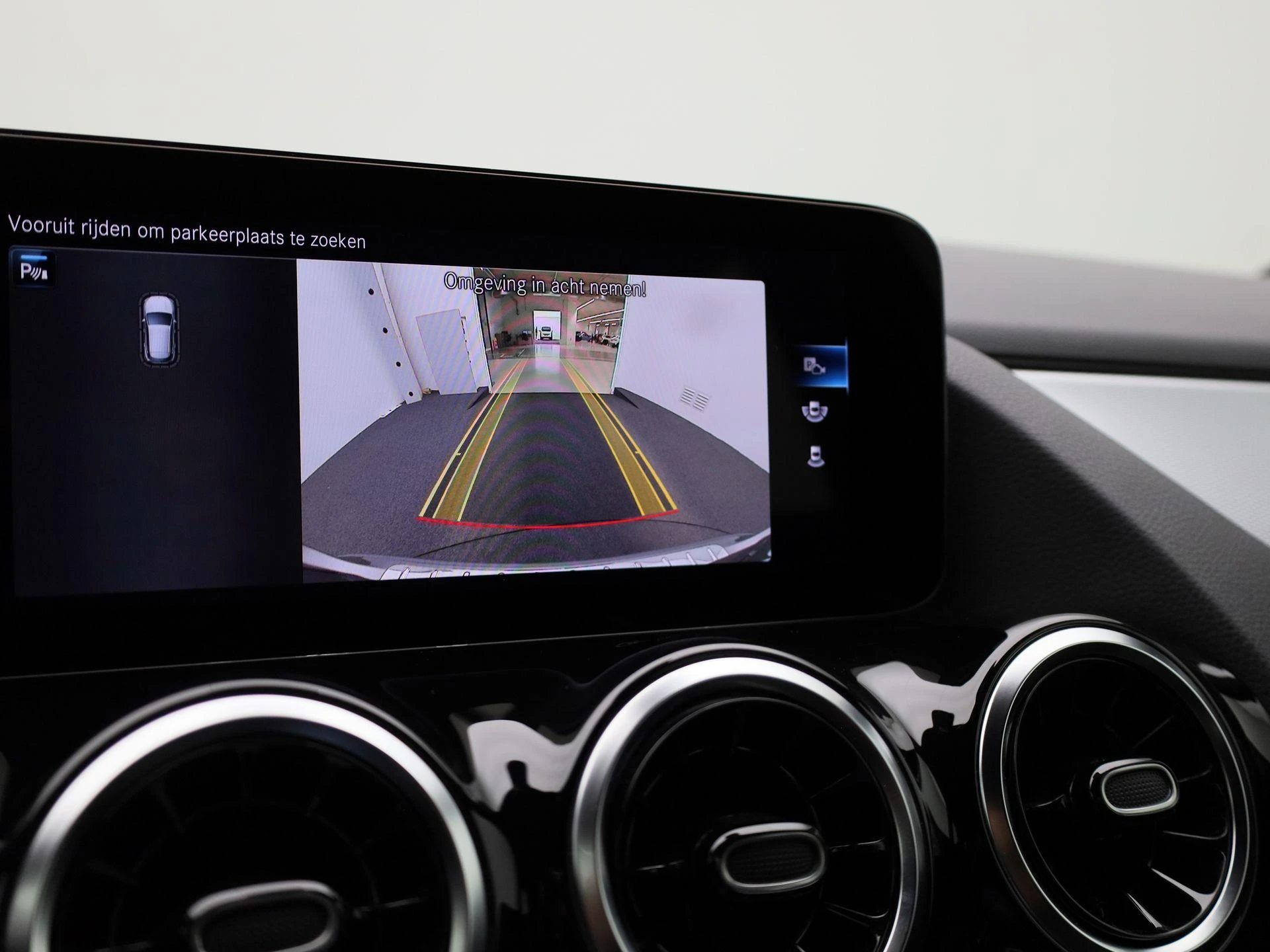 Mercedes-Benz-GLA-image-26