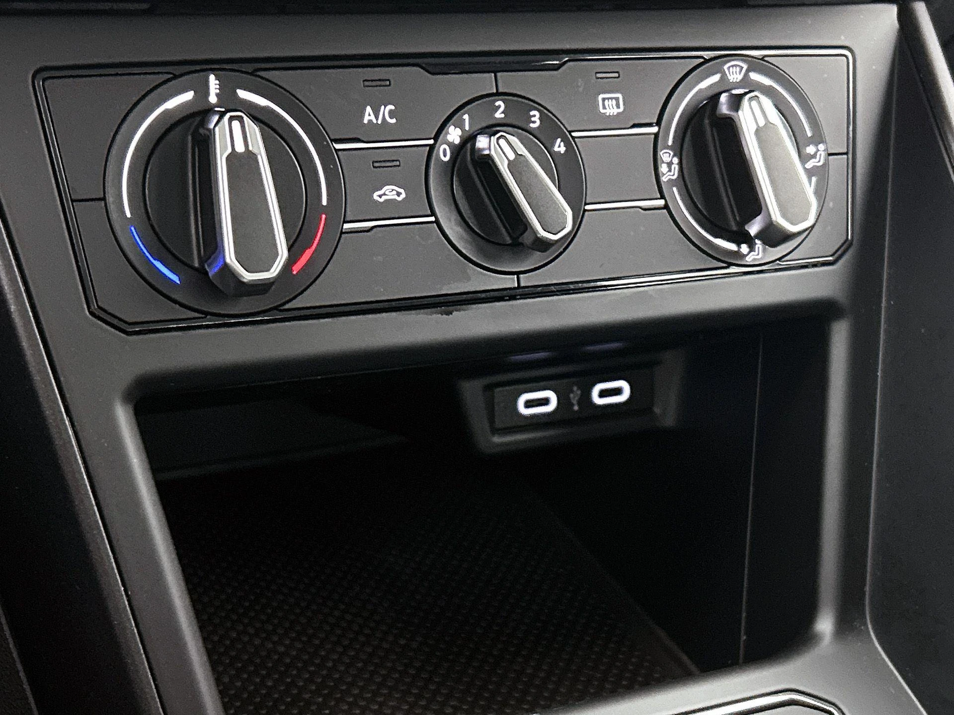 Volkswagen-Polo-image-18