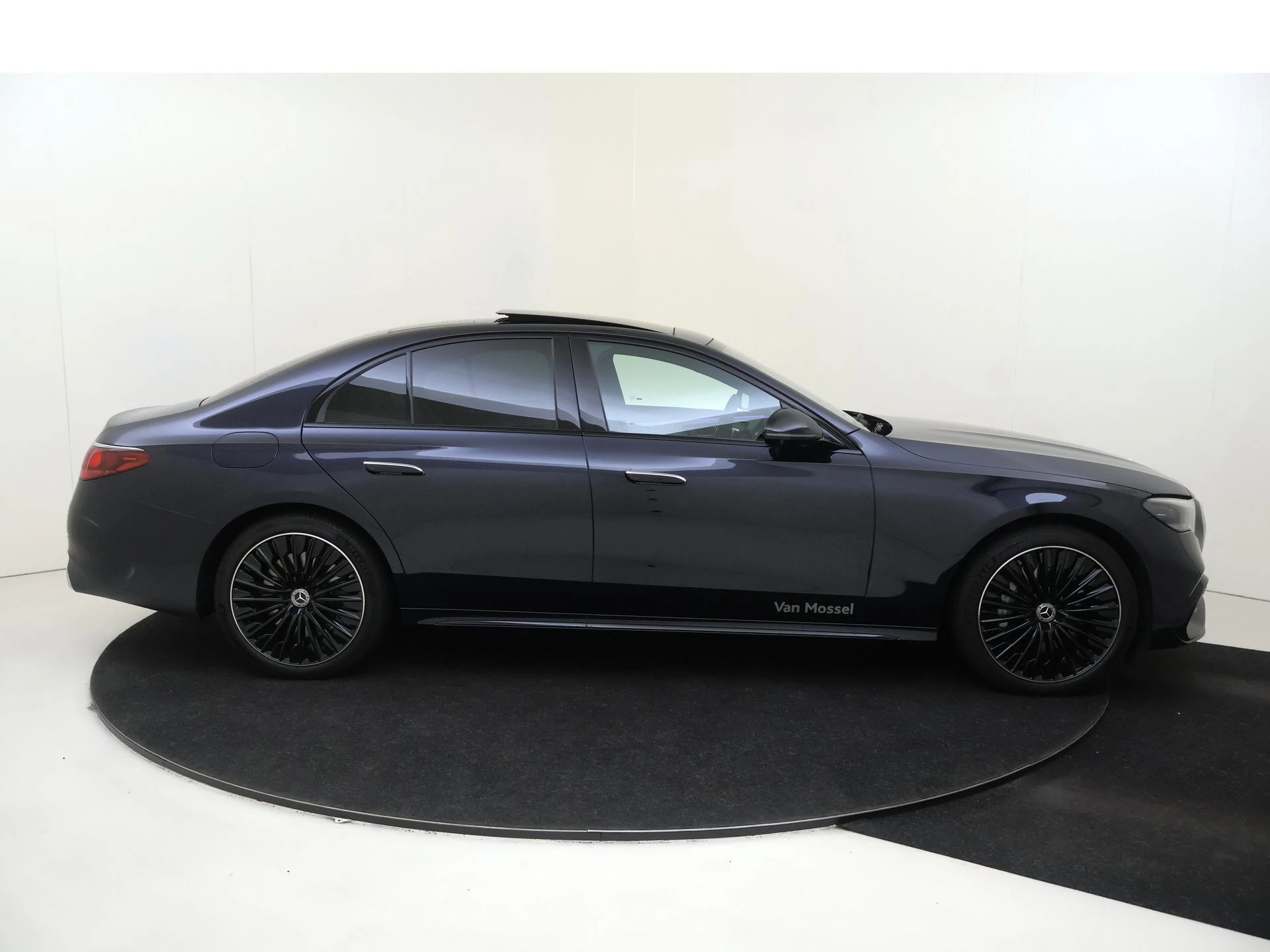 Mercedes-Benz-E-Klasse-image-8