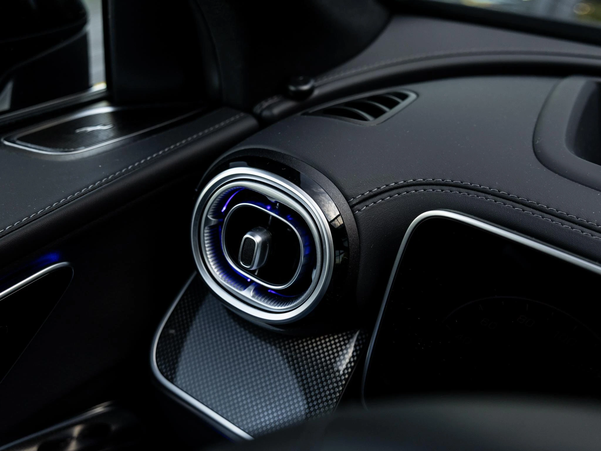 Mercedes-Benz-GLC-image-48