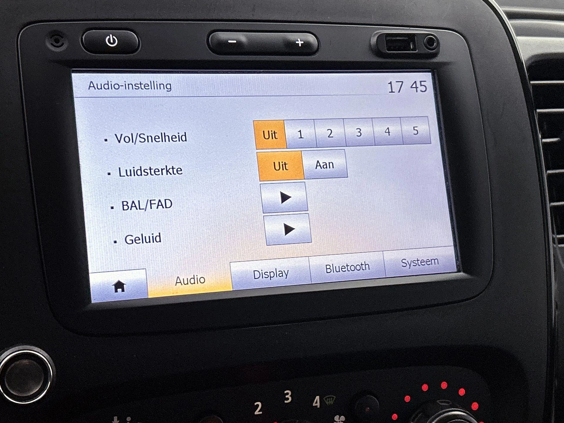 Opel-Vivaro-image-12