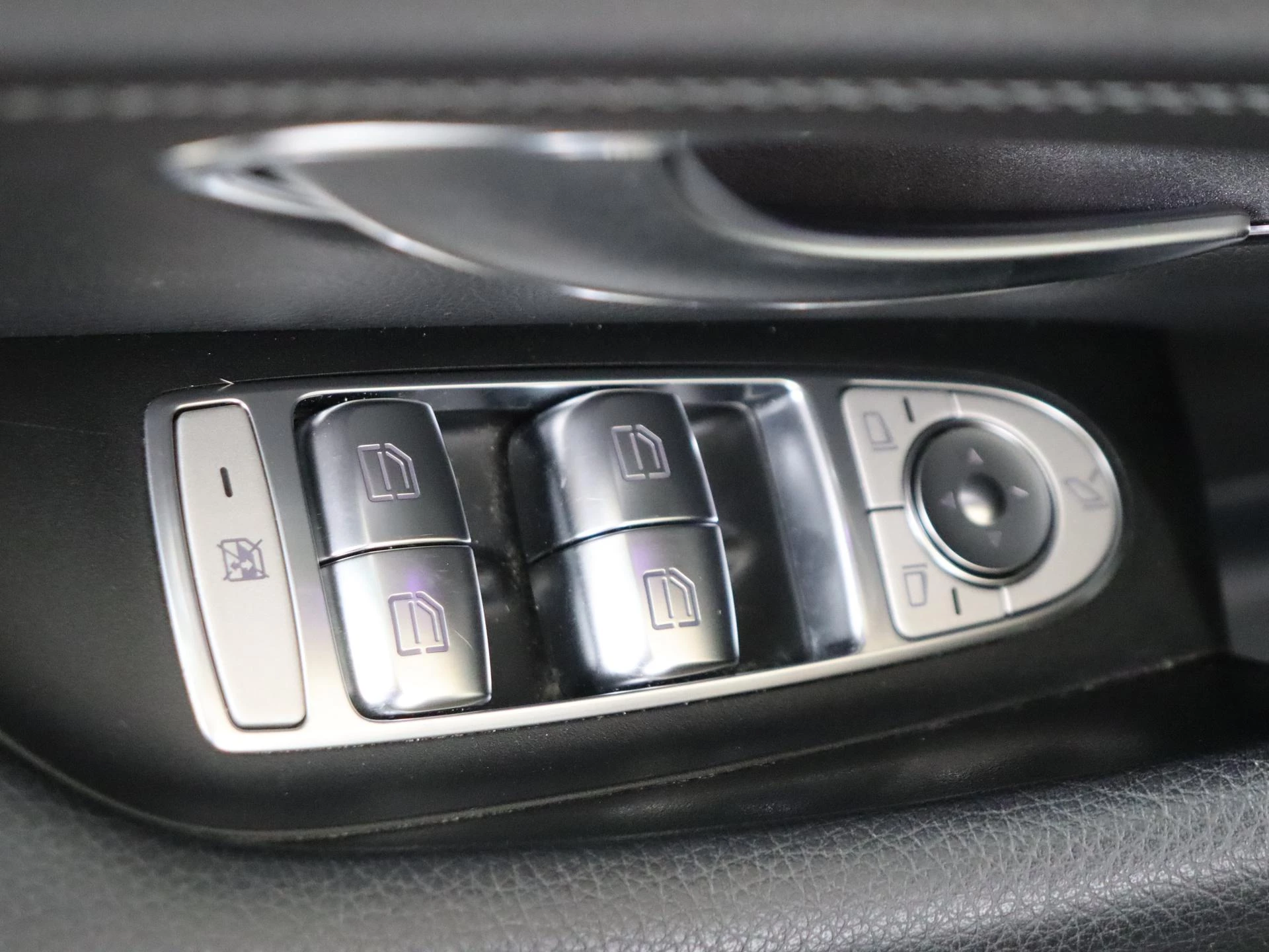 Mercedes-Benz-E-Klasse-image-26
