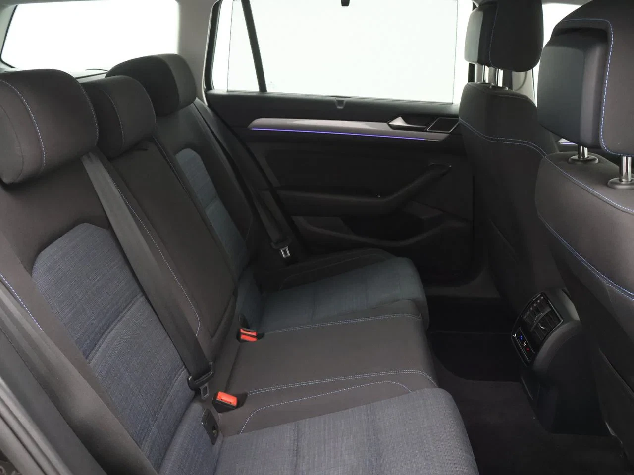 Volkswagen-Passat-image-3
