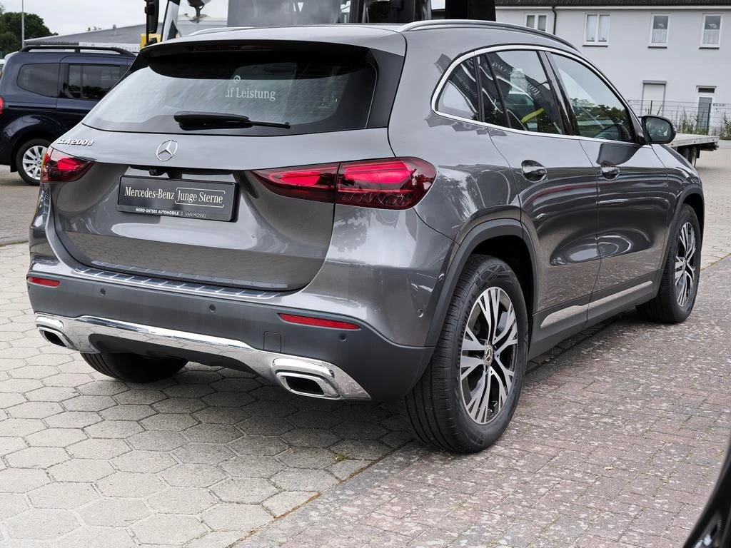 Mercedes-Benz-GLA 200 d-image-5
