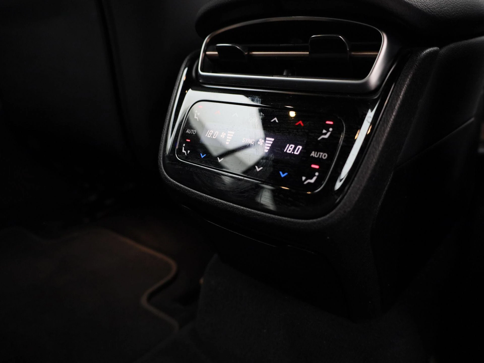 Mercedes-Benz-EQE-image-52