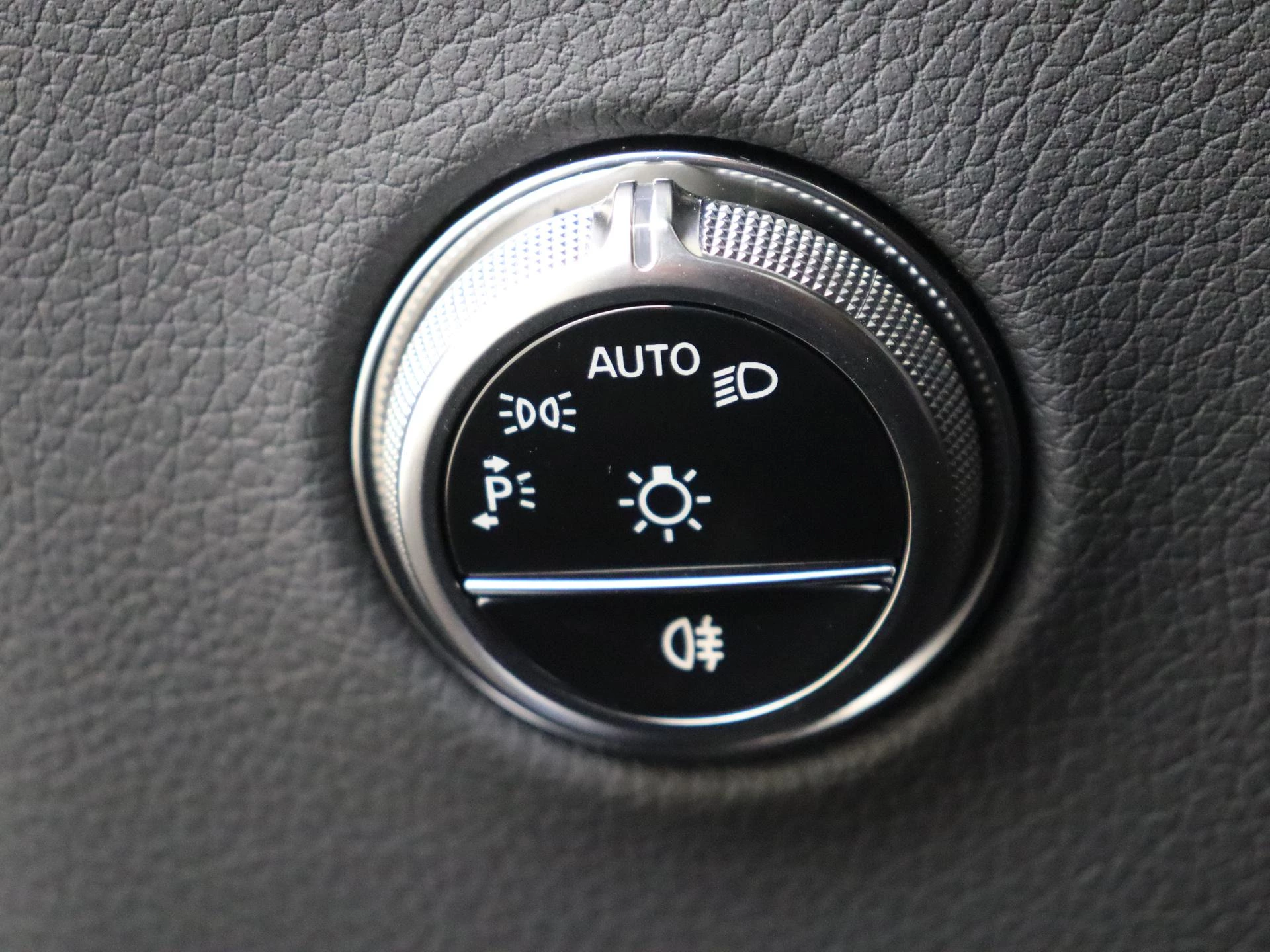 Mercedes-Benz-GLC-image-24