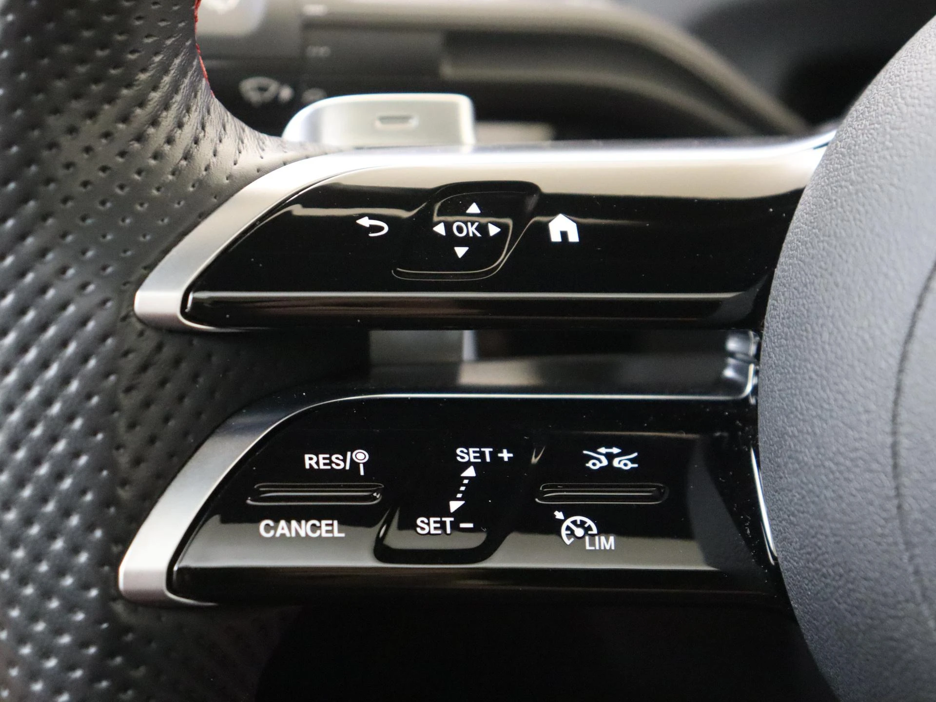 Mercedes-Benz-CLA-image-12