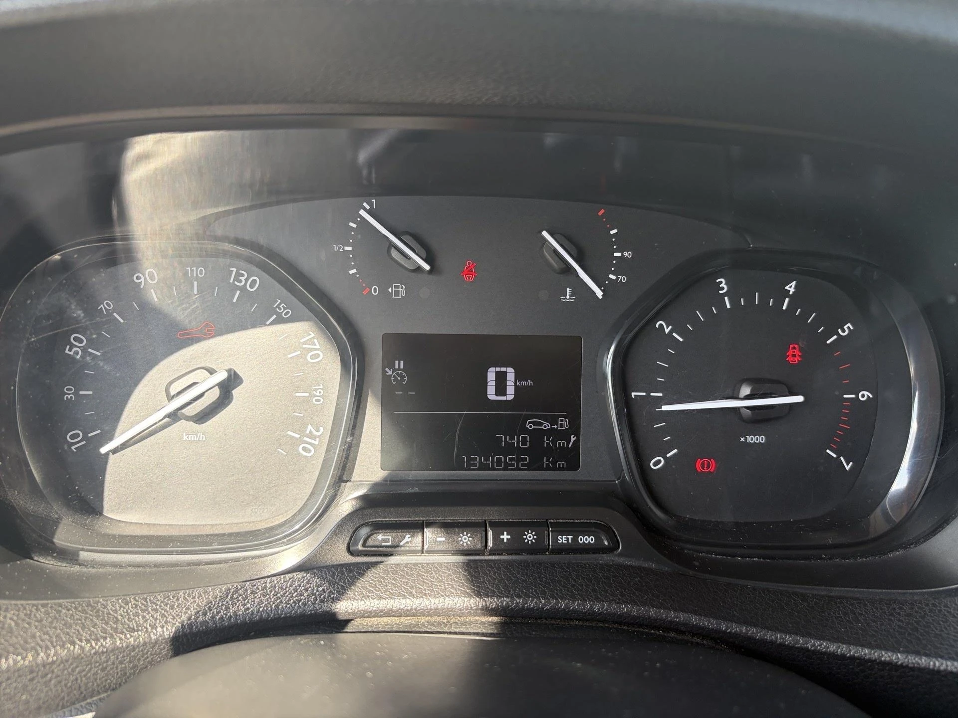 Opel-Vivaro-image-1