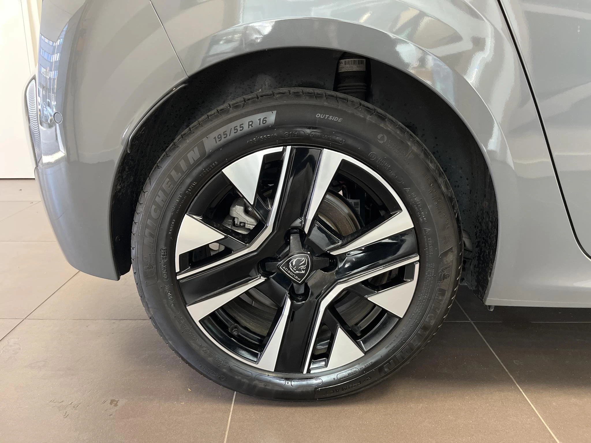 Peugeot-e-208-image-4