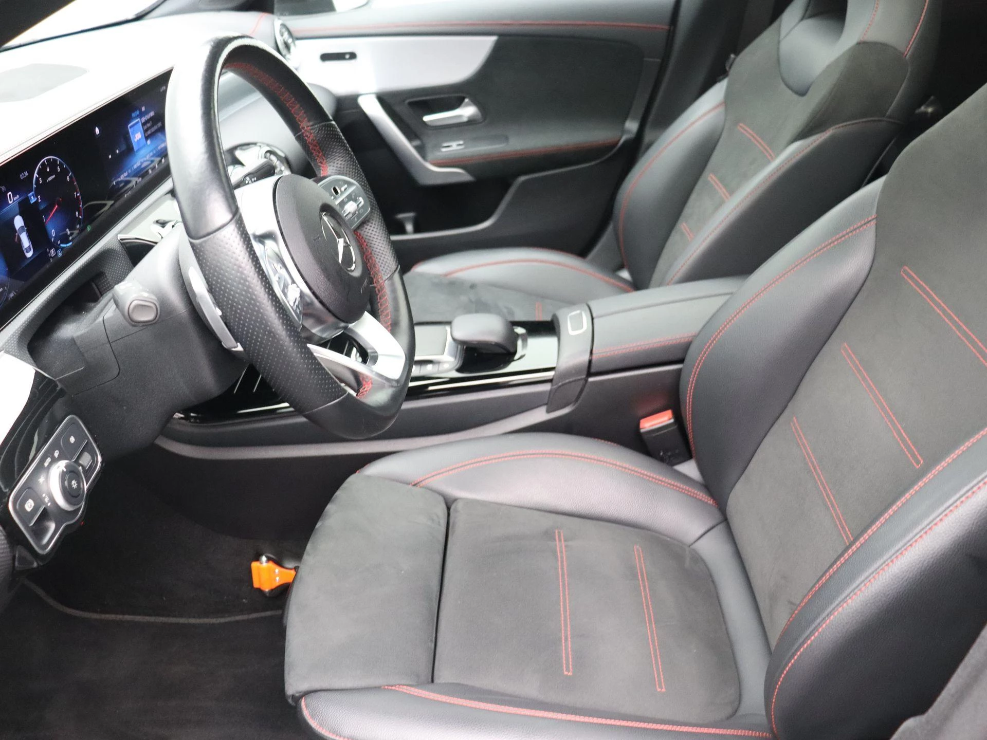 Mercedes-Benz CLA 180 AMG Line + PANORAMISCH DAK + MULTIBEAM LED +