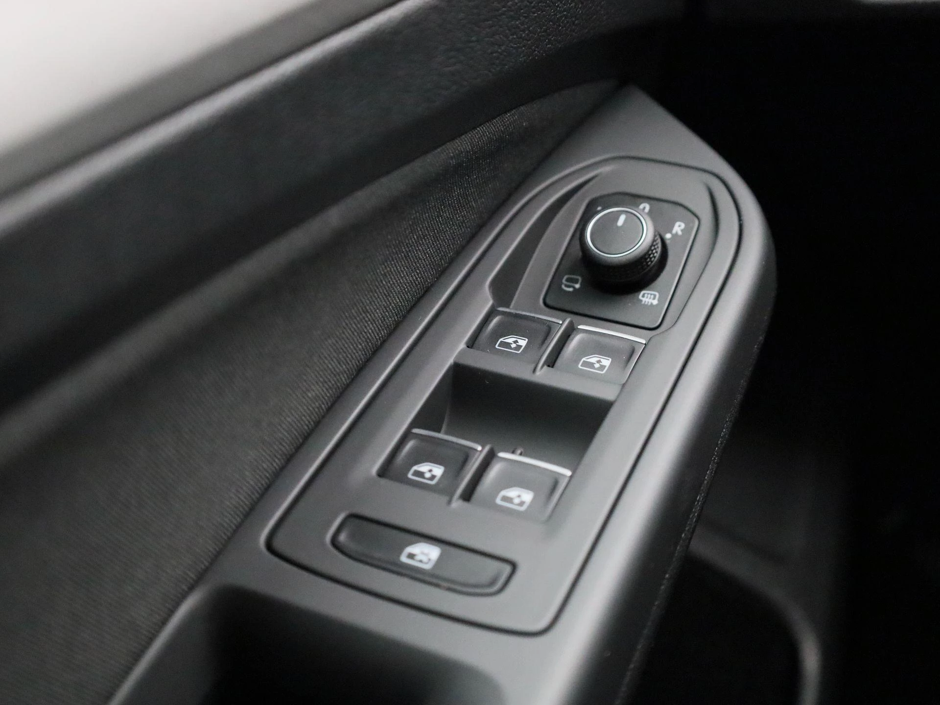 Volkswagen-Golf-image-27