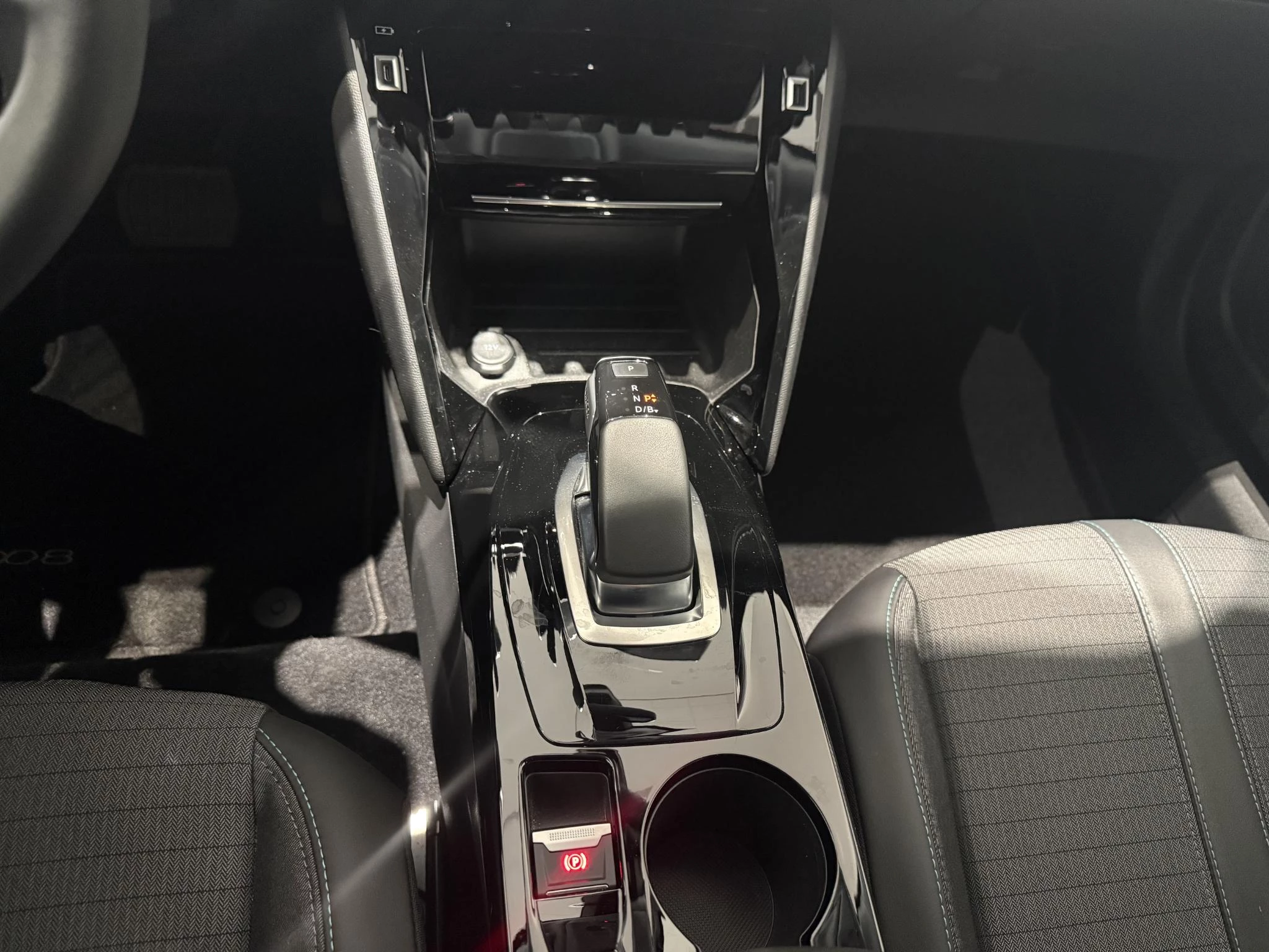 Peugeot-e-2008-image-24