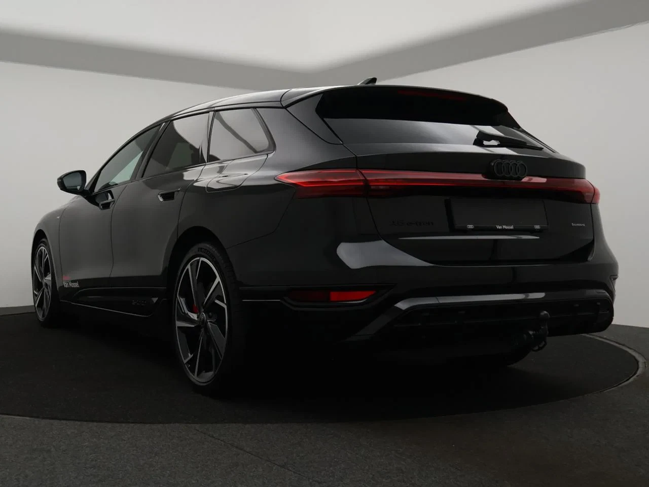 Audi-A6 Avant e-tron-image-4