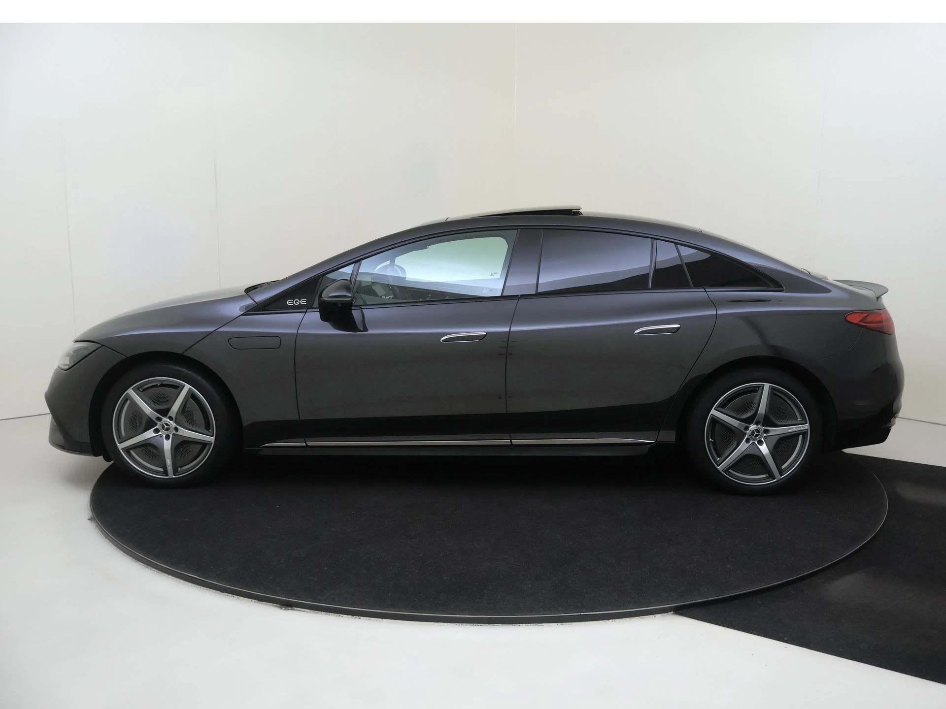 Mercedes-Benz-EQE-image-7