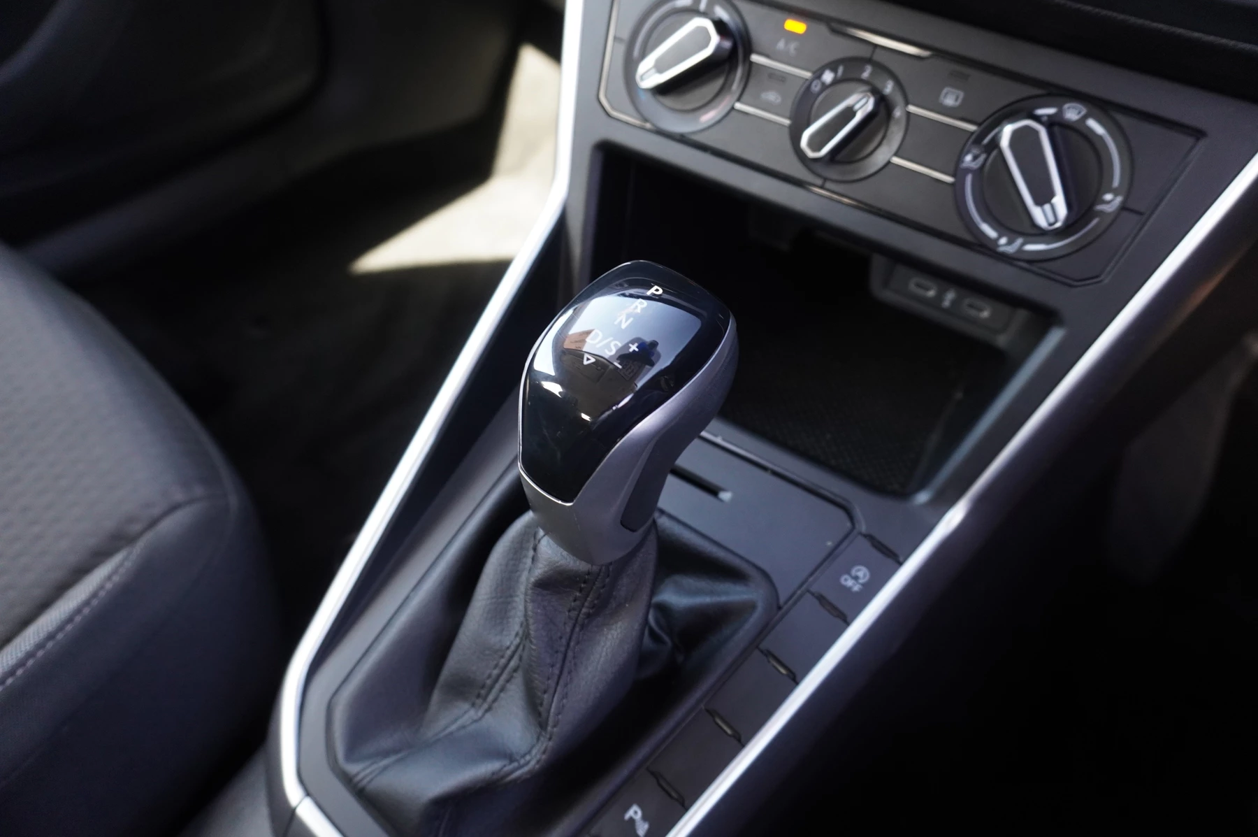Volkswagen-Polo-image-25