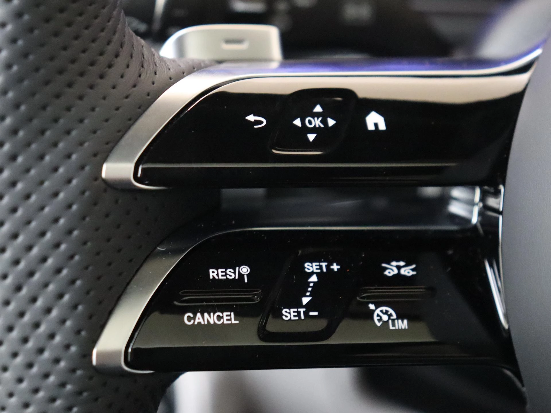 Mercedes-Benz-G-Klasse-image-14