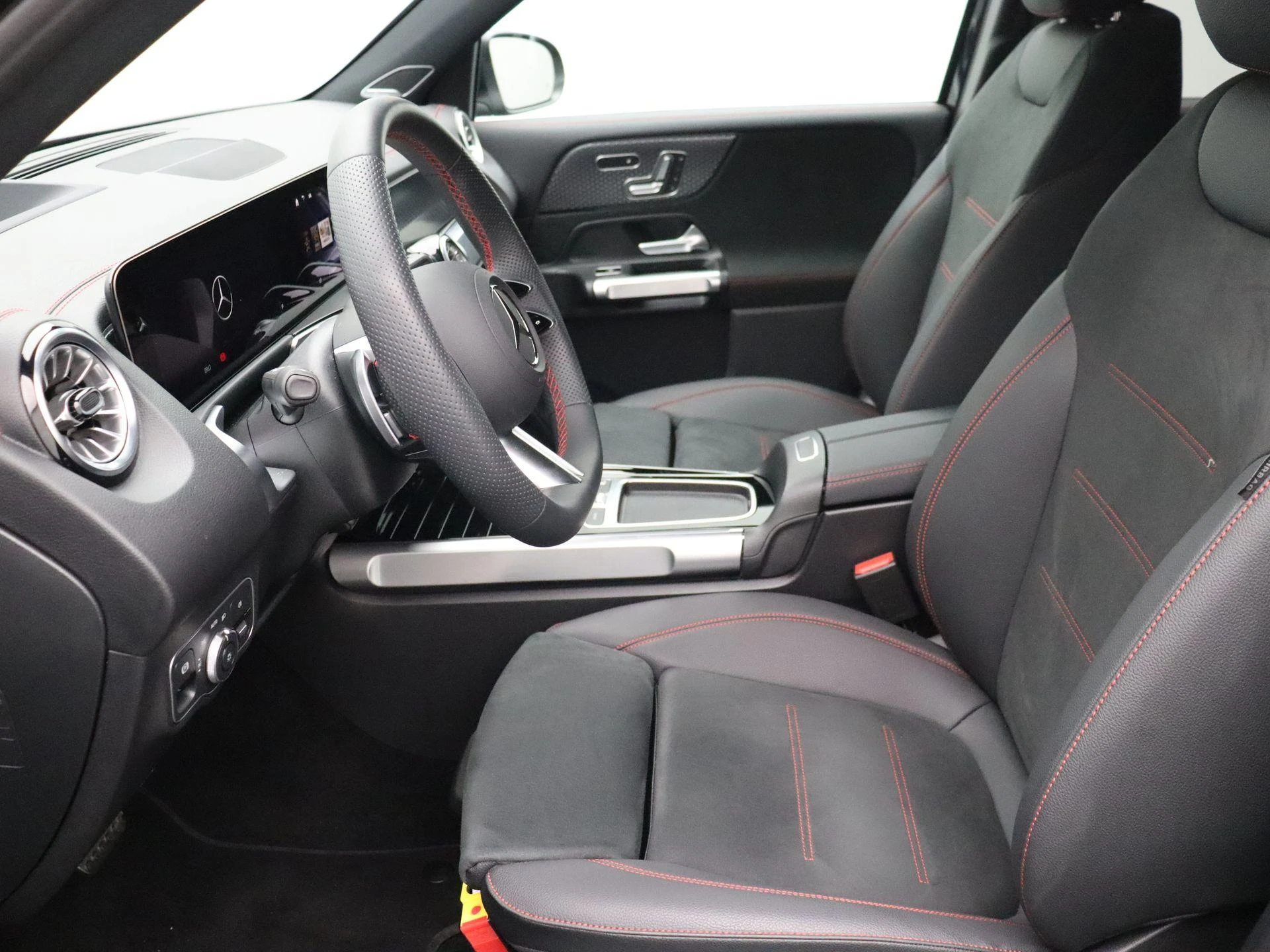 Mercedes-Benz-EQB-image-9