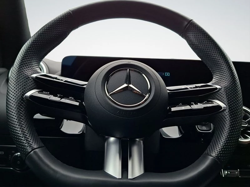 Mercedes-Benz GLA 180 d AMG KAMERA DISTRO AHK SHZ LED NIGHT AMG Line
