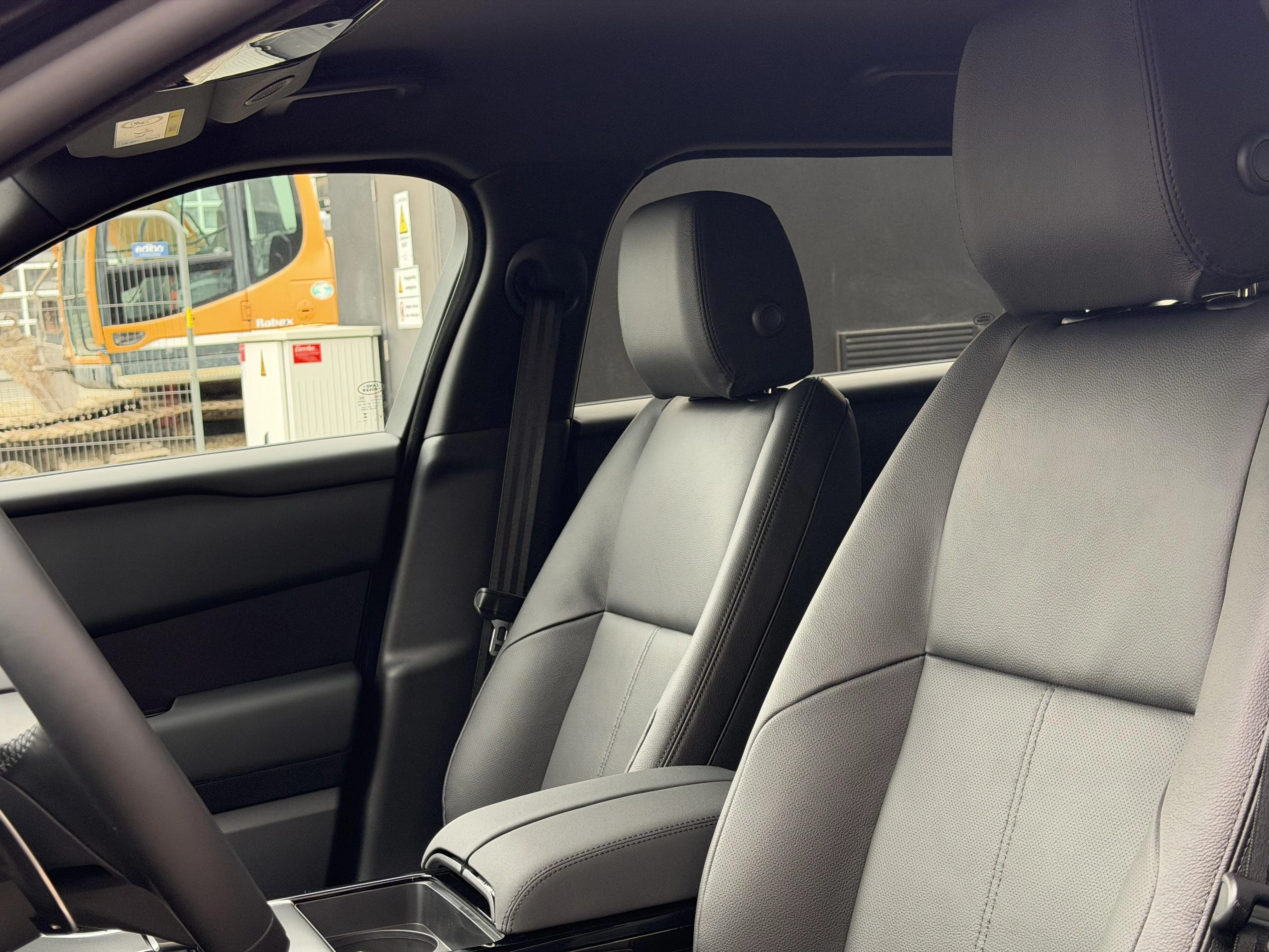 Land Rover Range Rover Velar P400e Dynamic SE AWD Auto. 26.5MY