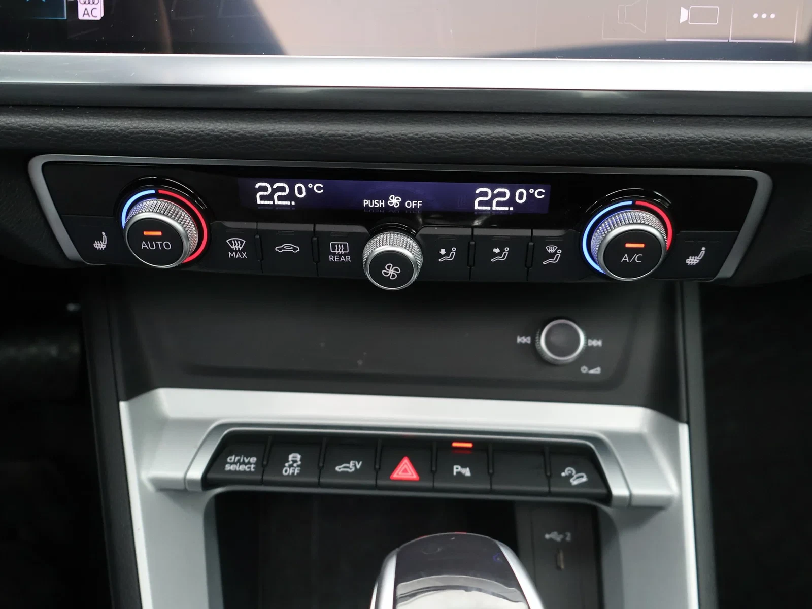 Audi Q3 PHEV Audi Q3 S line 45TFSIe PHEV 245PK *PANO DAK*NAVI*APP CONNECT*ZETELVERWARMING*CRUISE*PDC*DIGITAL DASH