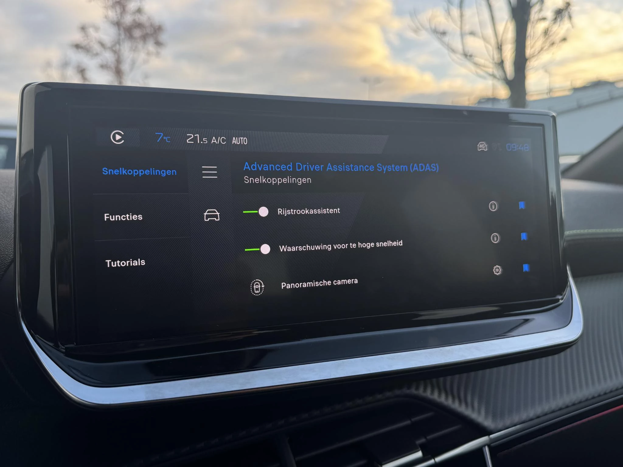 Peugeot-e-208-image-28