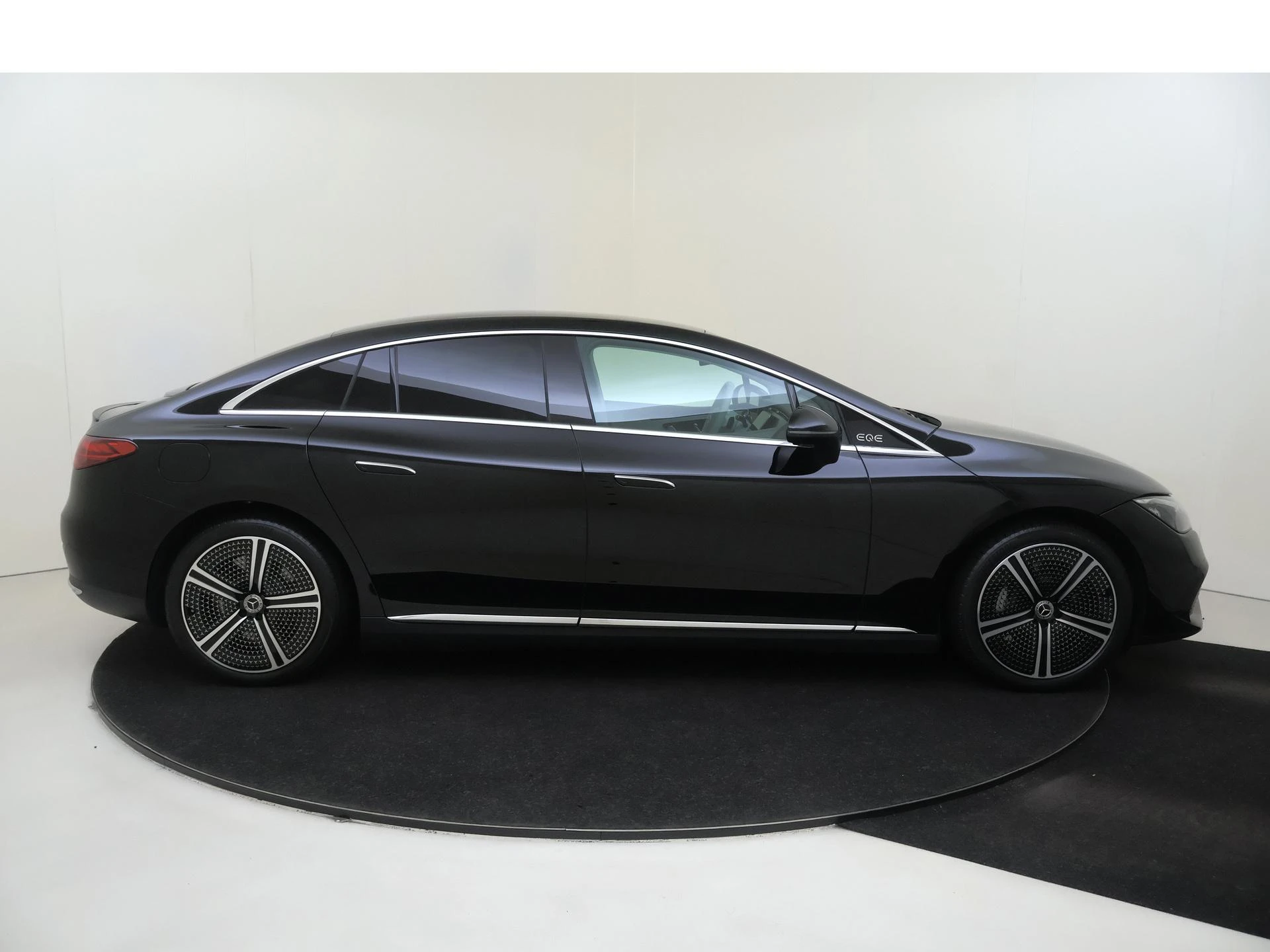 Mercedes-Benz-EQE-image-8