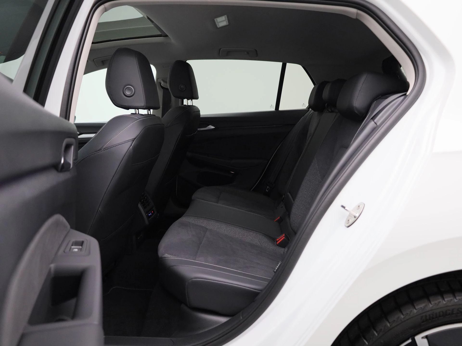 Volkswagen-Golf-image-11