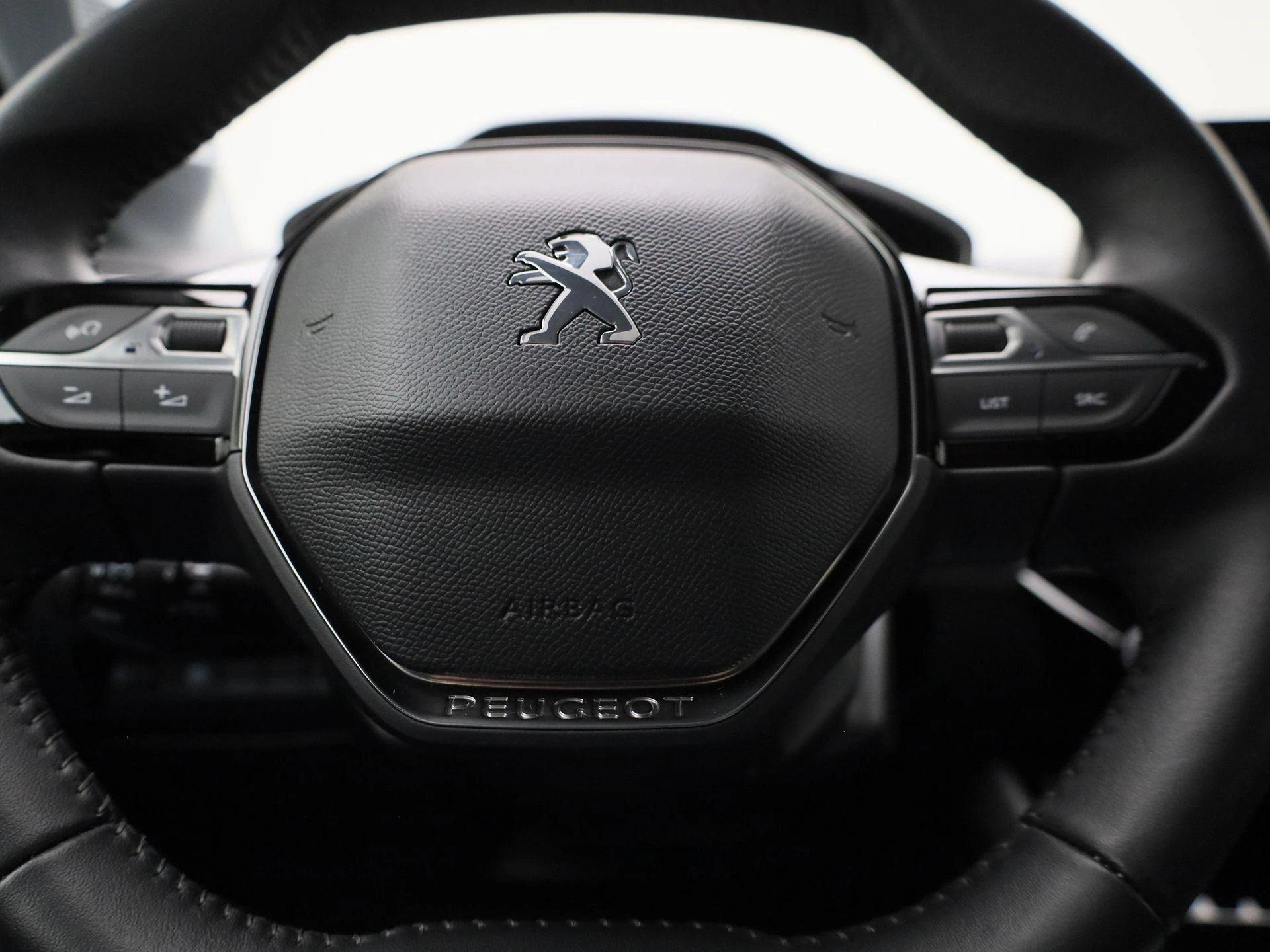 Peugeot e-208 - 28