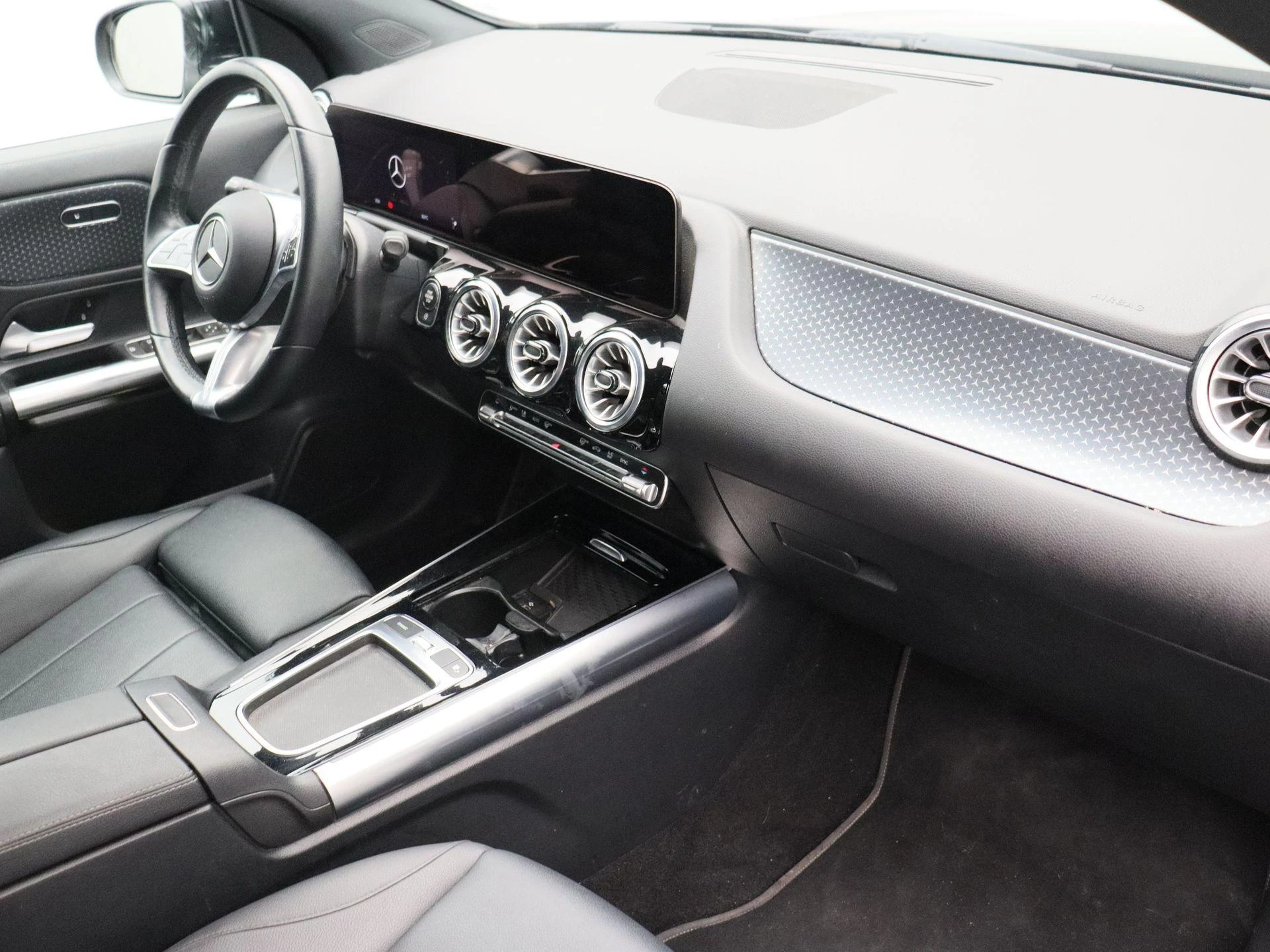 Mercedes-Benz GLA 180 d Luxury Line + LEDER + CARPLAY + LED + CAMERA +