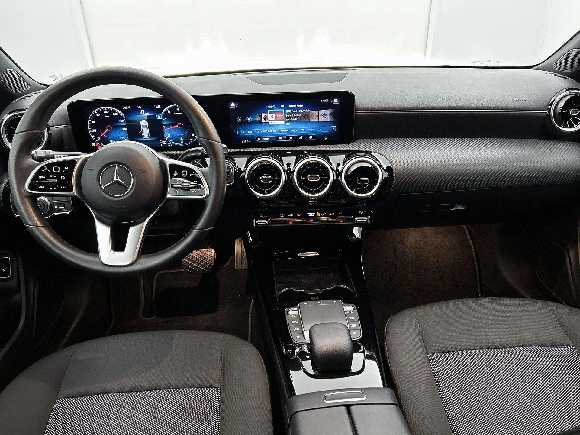Mercedes-Benz-CLA-image-19