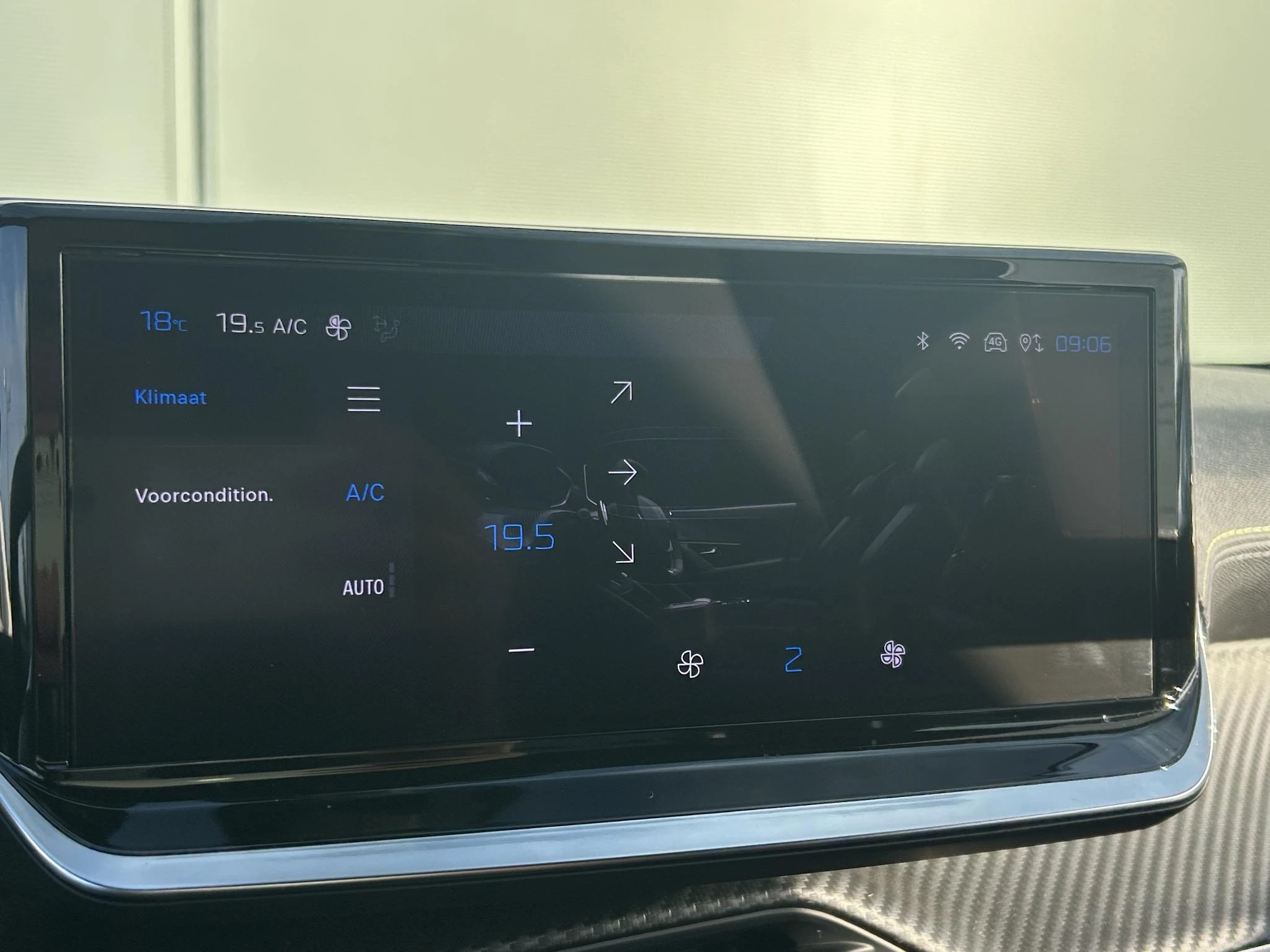 Peugeot-e-2008-image-11