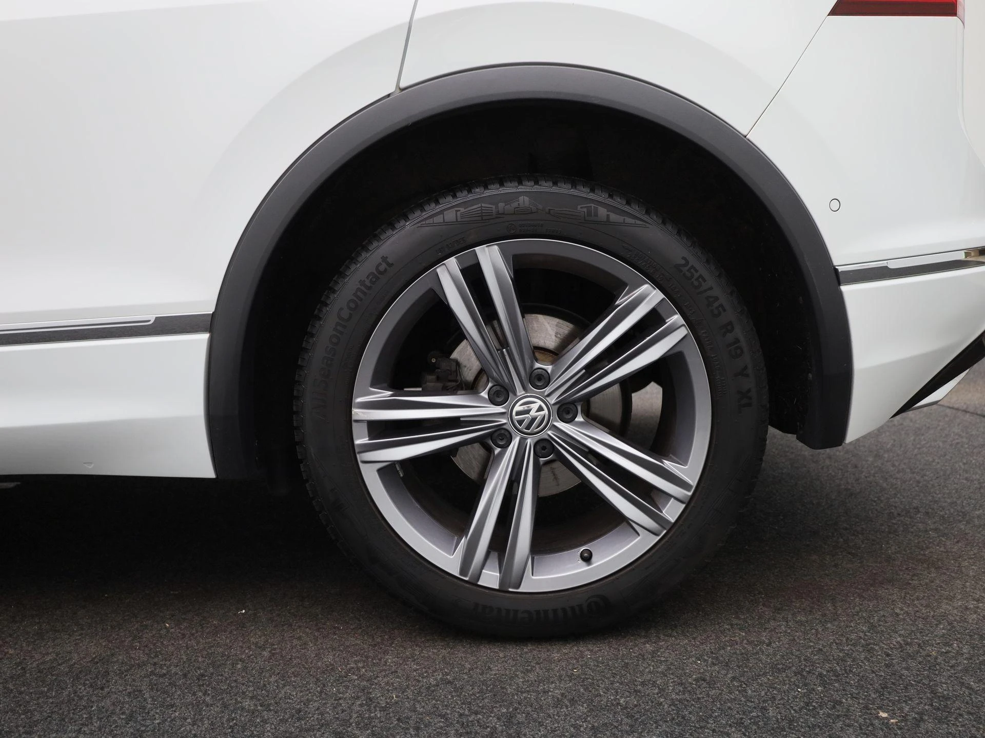 Volkswagen-Tiguan-image-12