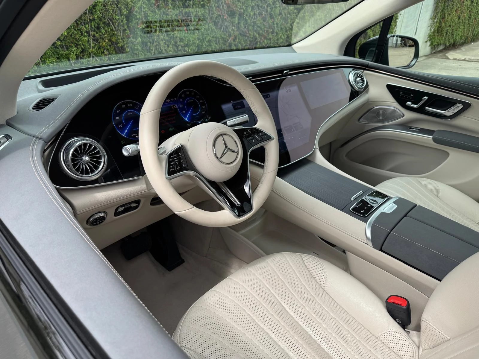 Mercedes-Benz-EQS-image-9