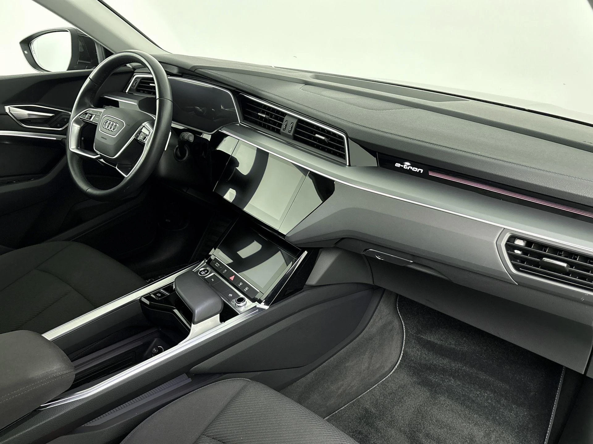 Audi-Q8 e-tron-image-16
