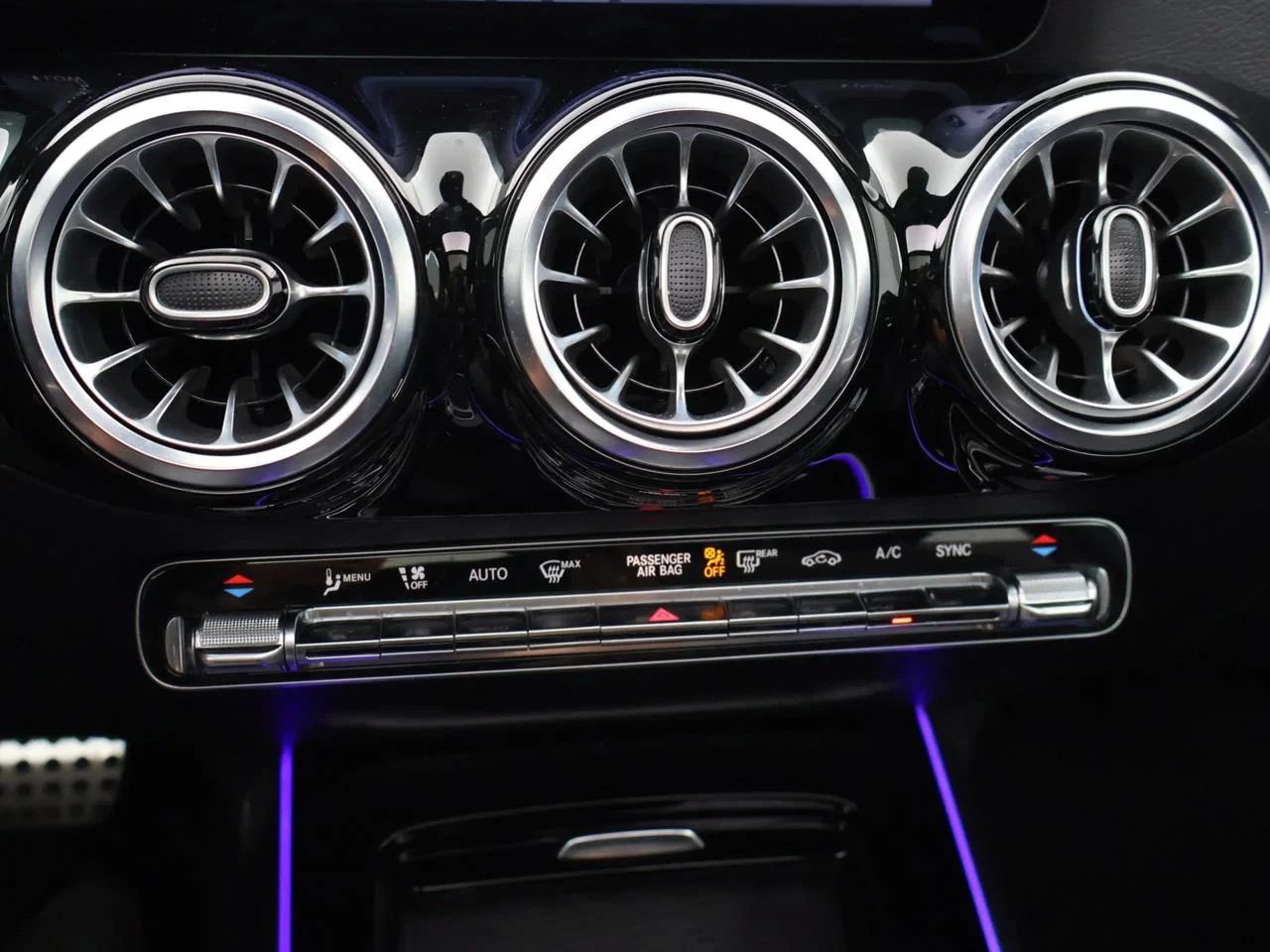 Mercedes-Benz-GLA-image-19