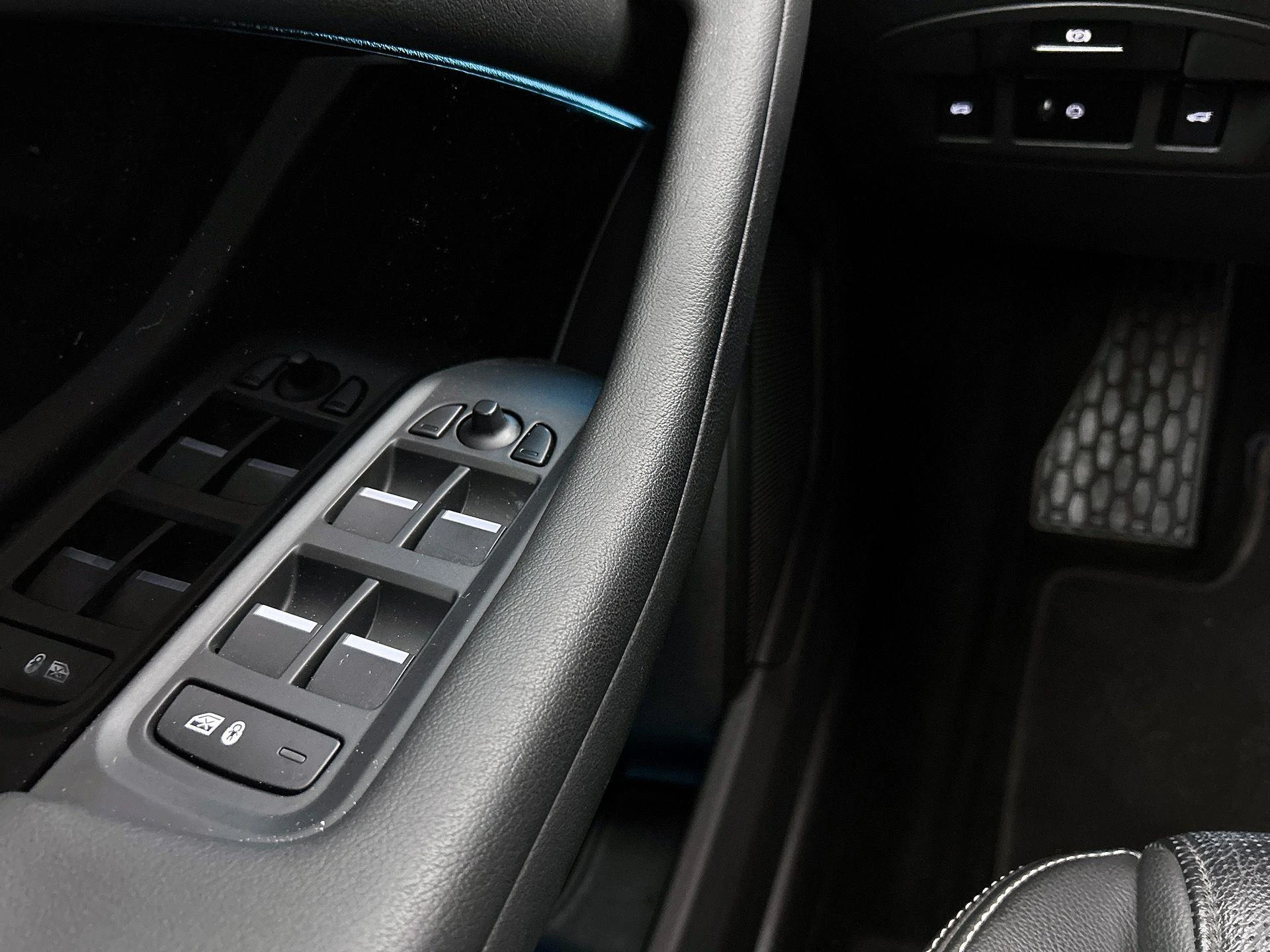 Jaguar-I-PACE-image-41