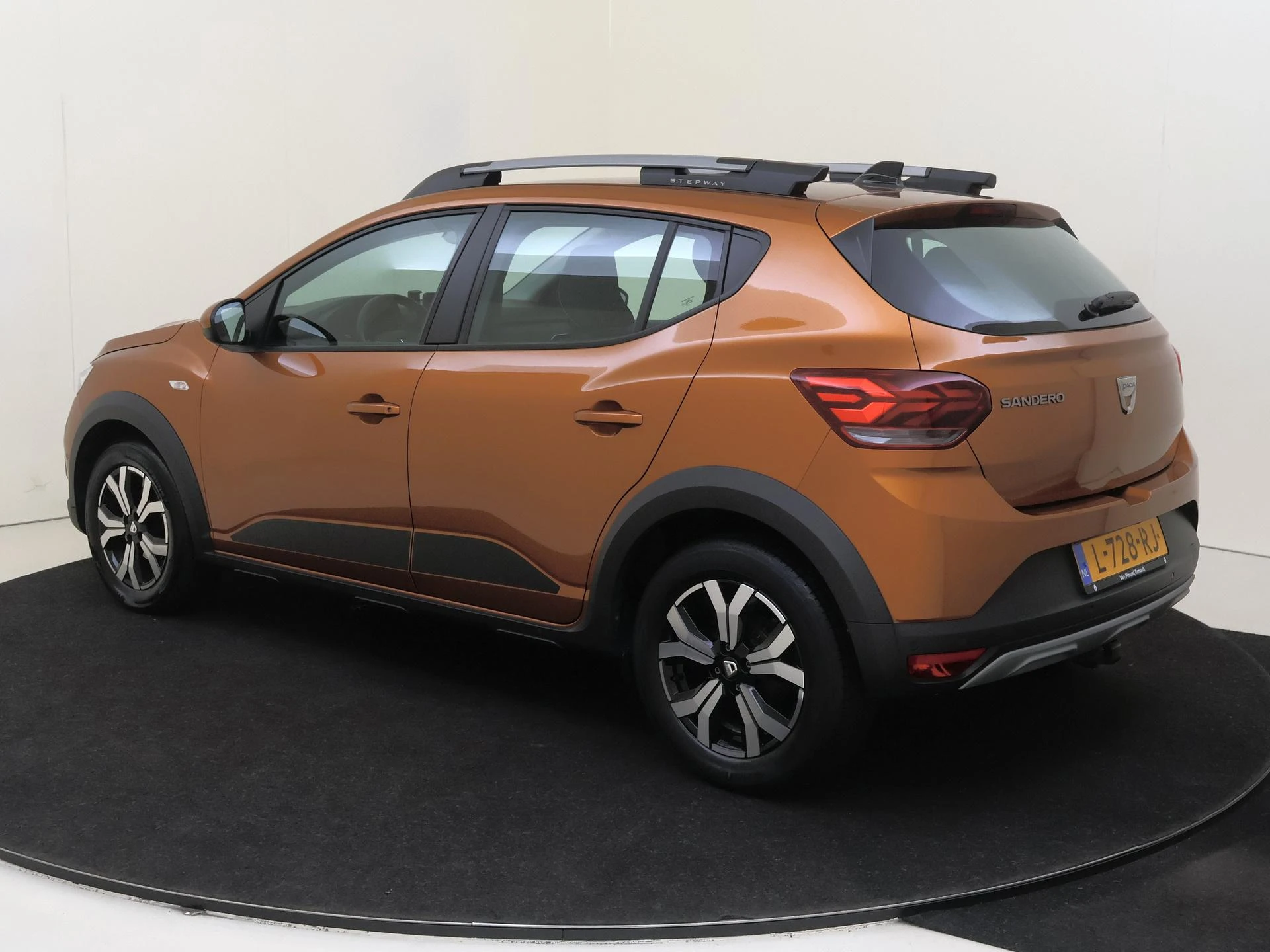 Dacia-Sandero Stepway-image-6