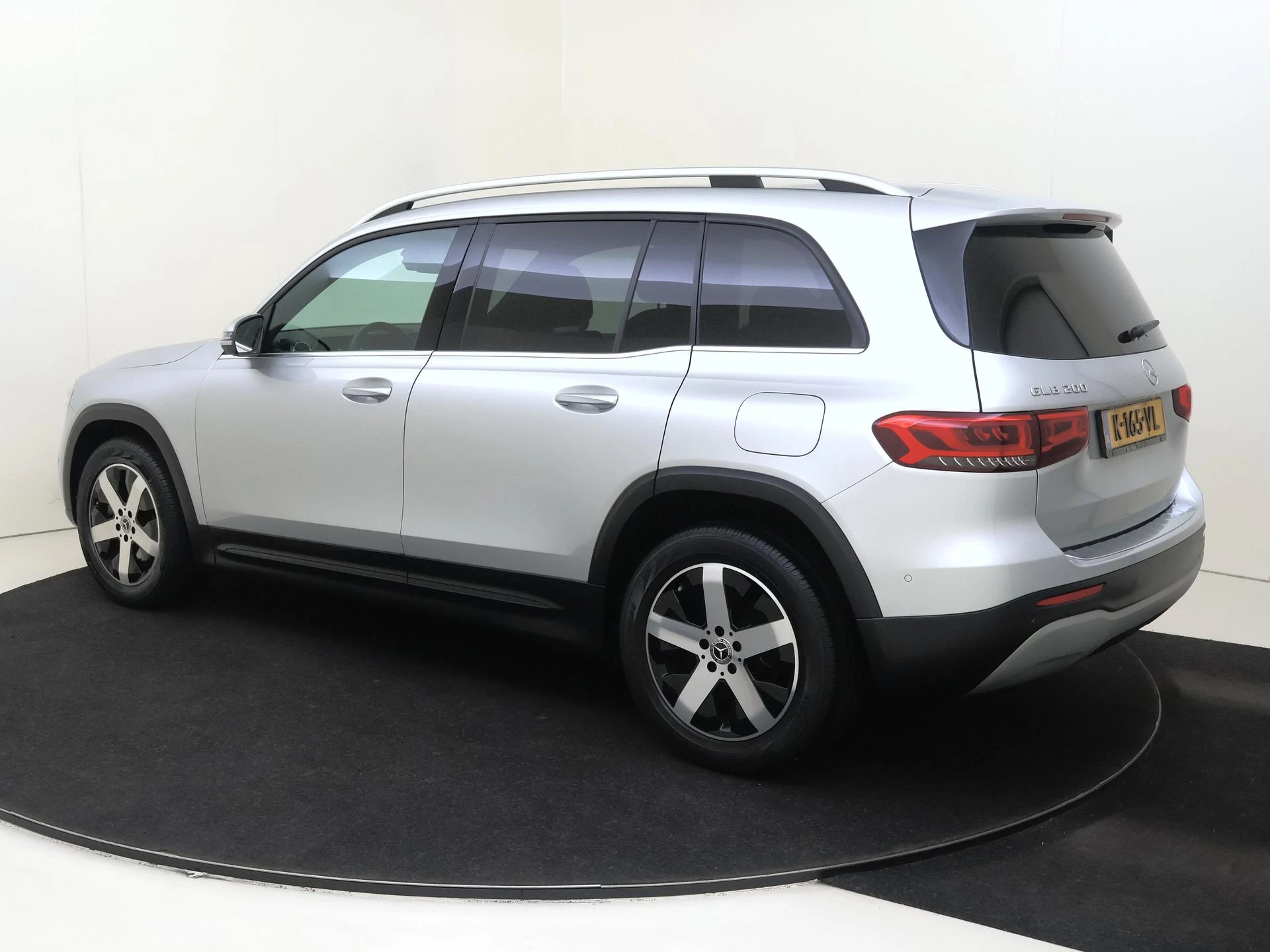 Mercedes-Benz-GLB-image-2
