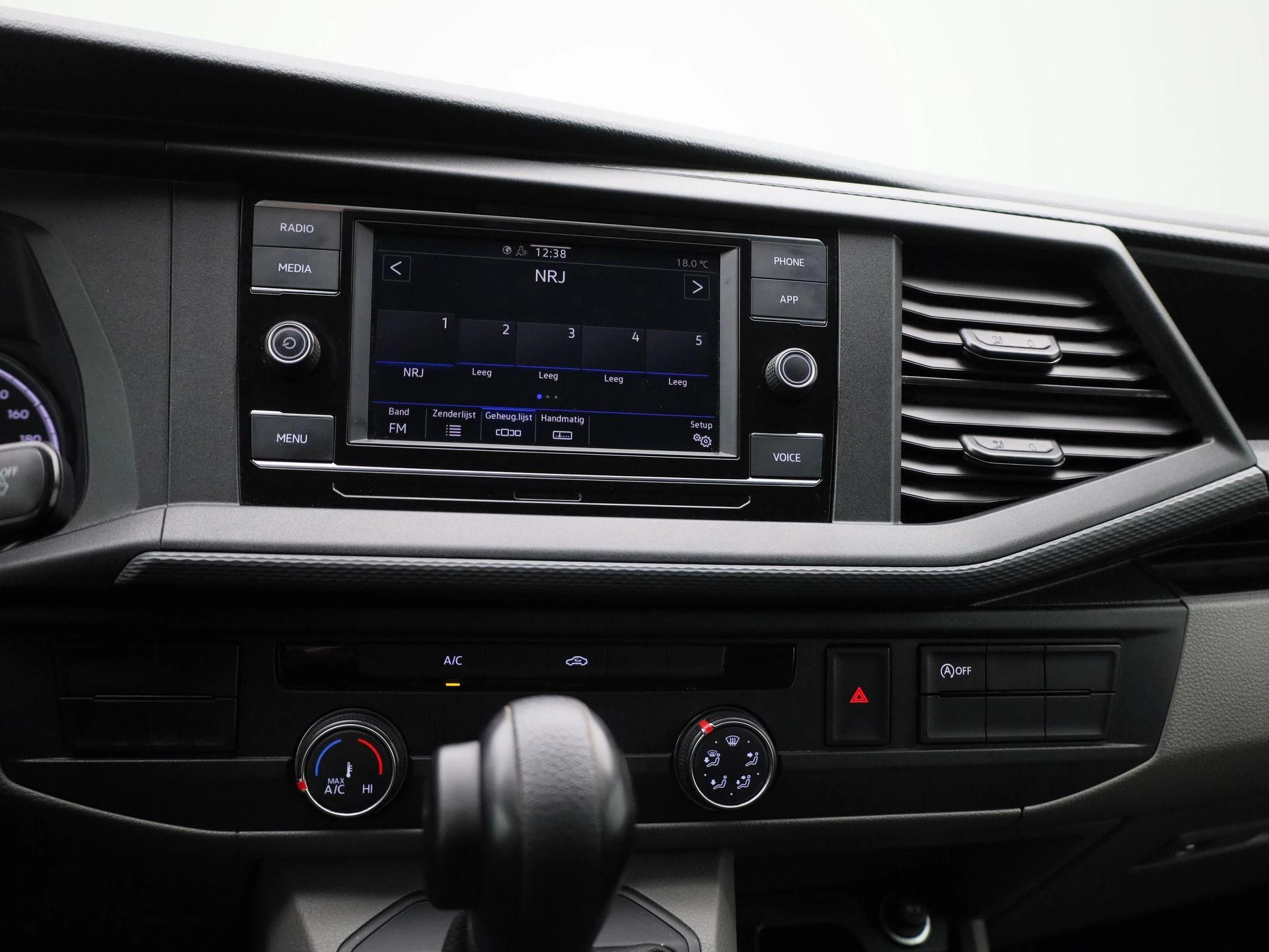 Volkswagen-Transporter-image-8