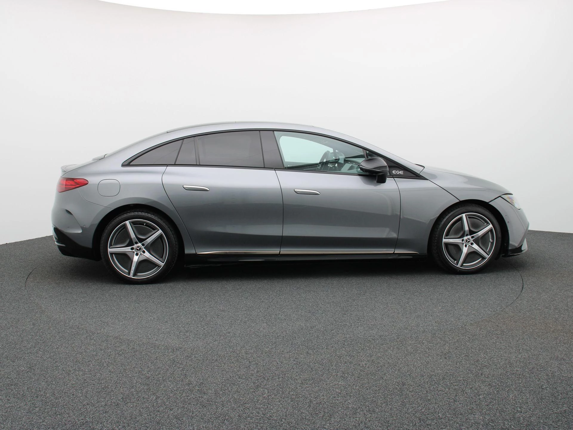 Mercedes-Benz-EQE-image-5
