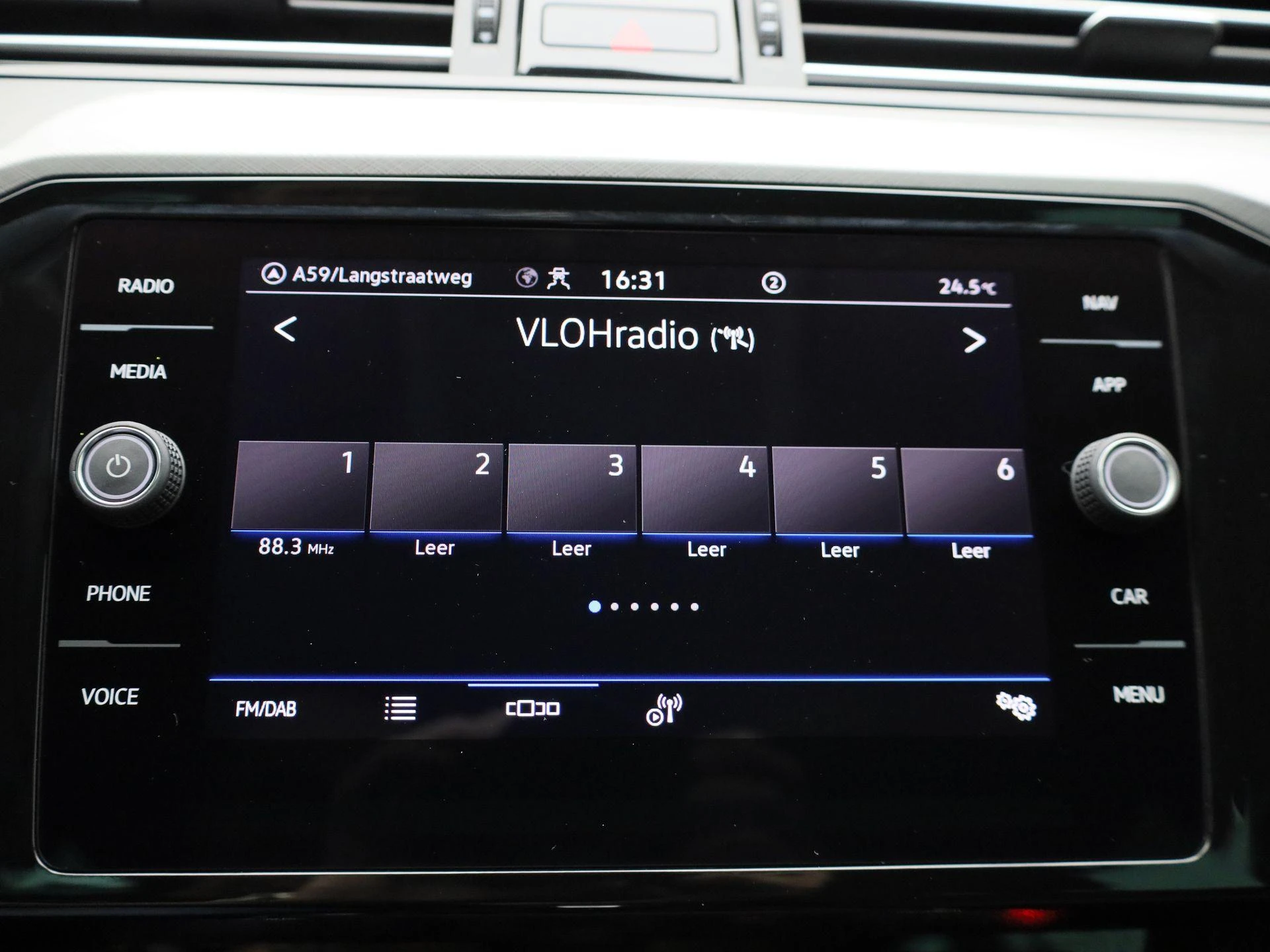 Volkswagen-Passat-image-15