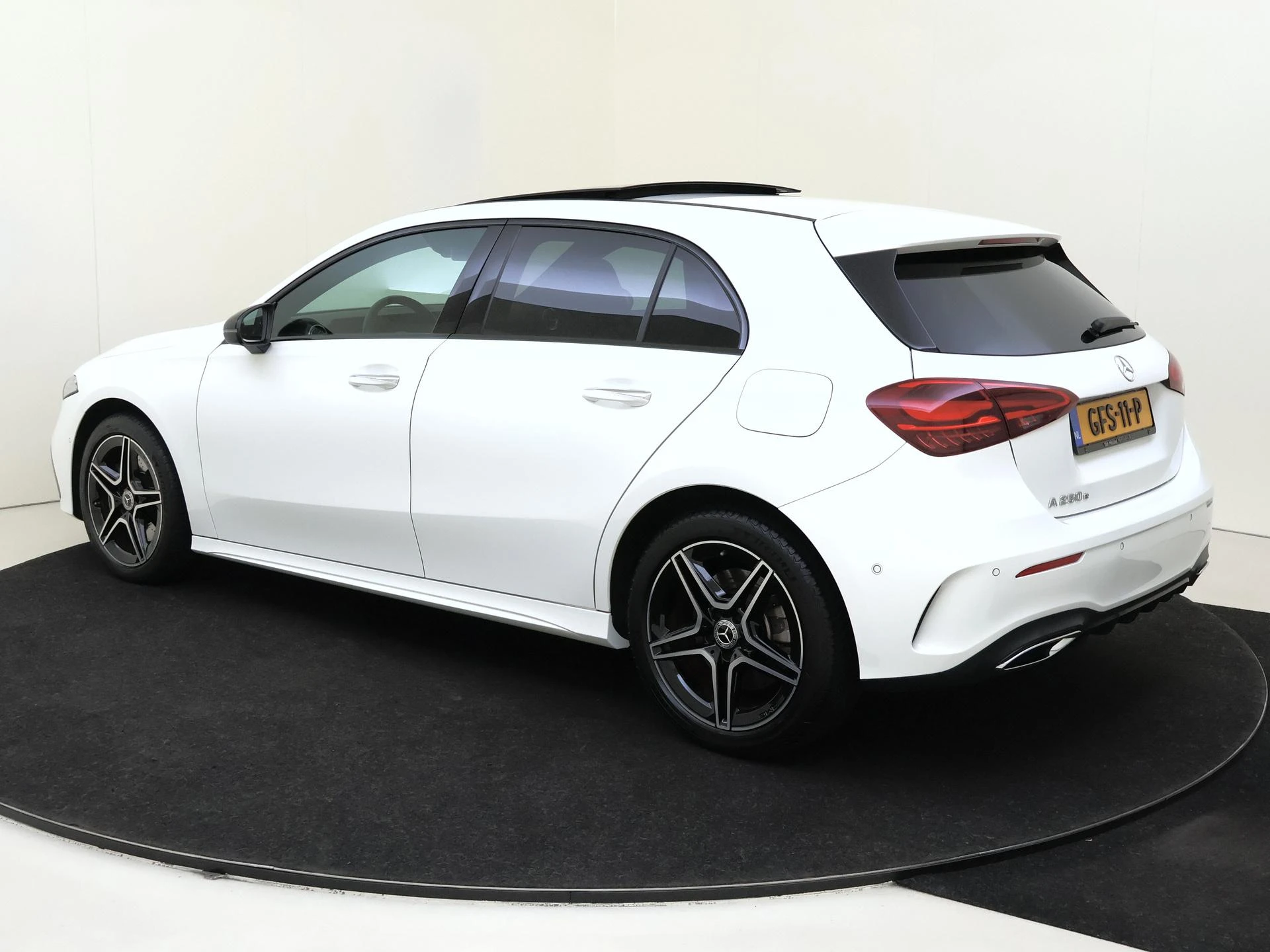 Mercedes-Benz-A-Klasse-image-2