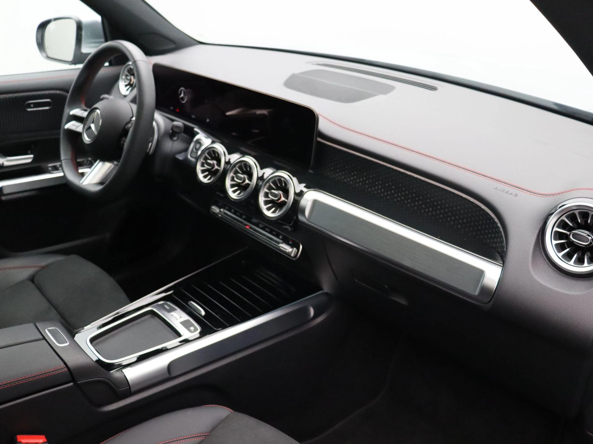 Mercedes-Benz EQB 250+ AMG Line + PANORAMISCH DAK + CARPLAY + ADVANCED SOUND +