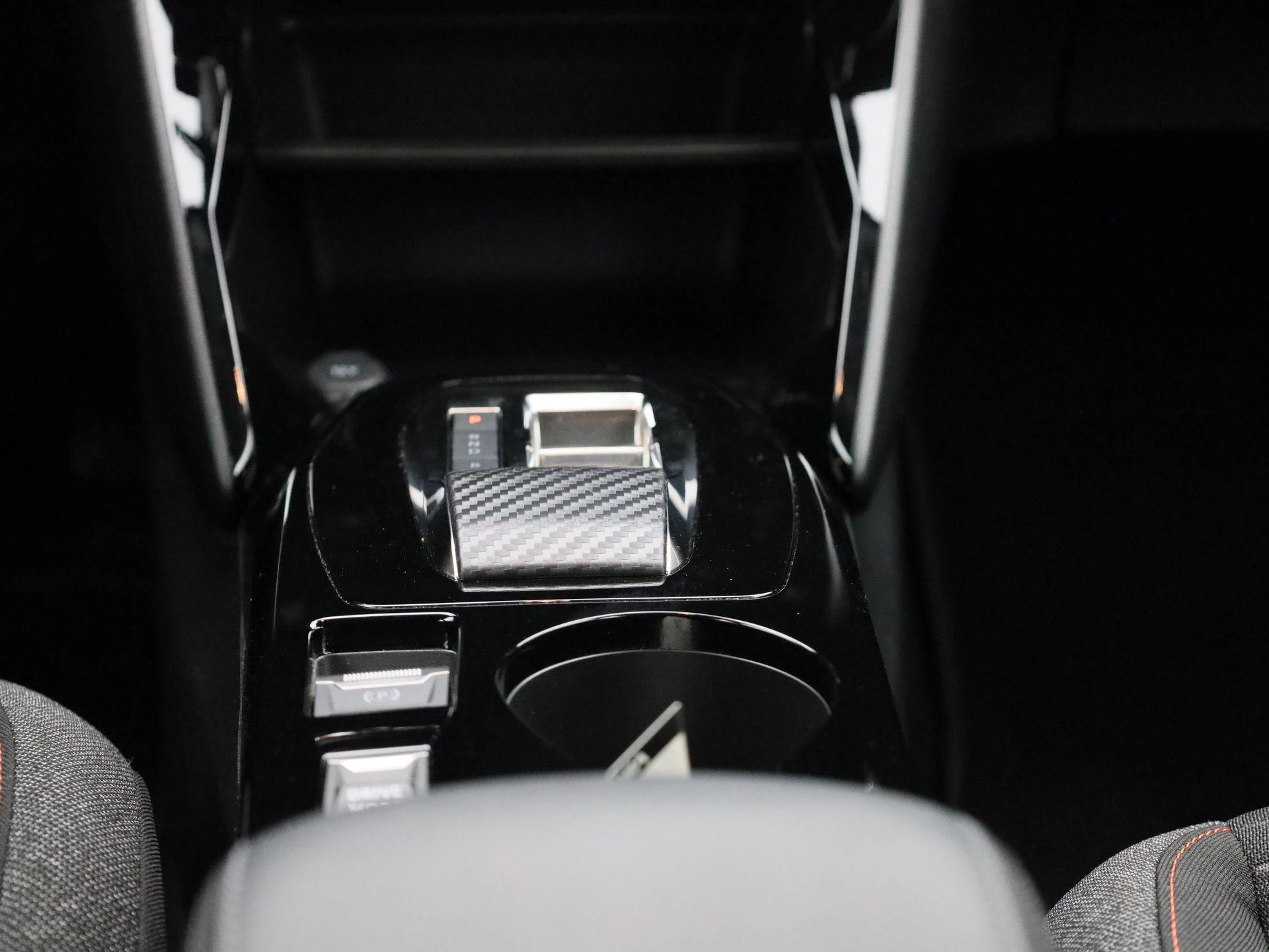 Peugeot-e-2008-image-9