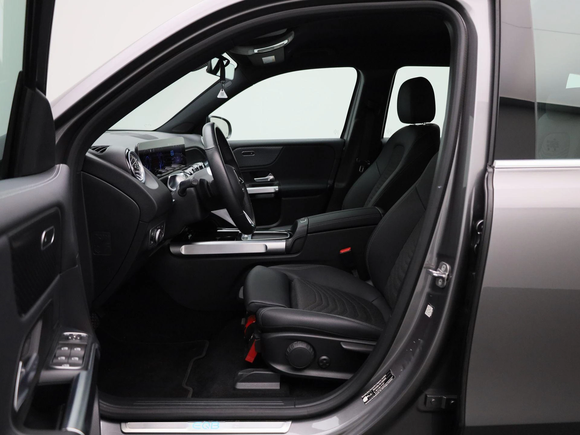Mercedes-Benz-EQB-image-8