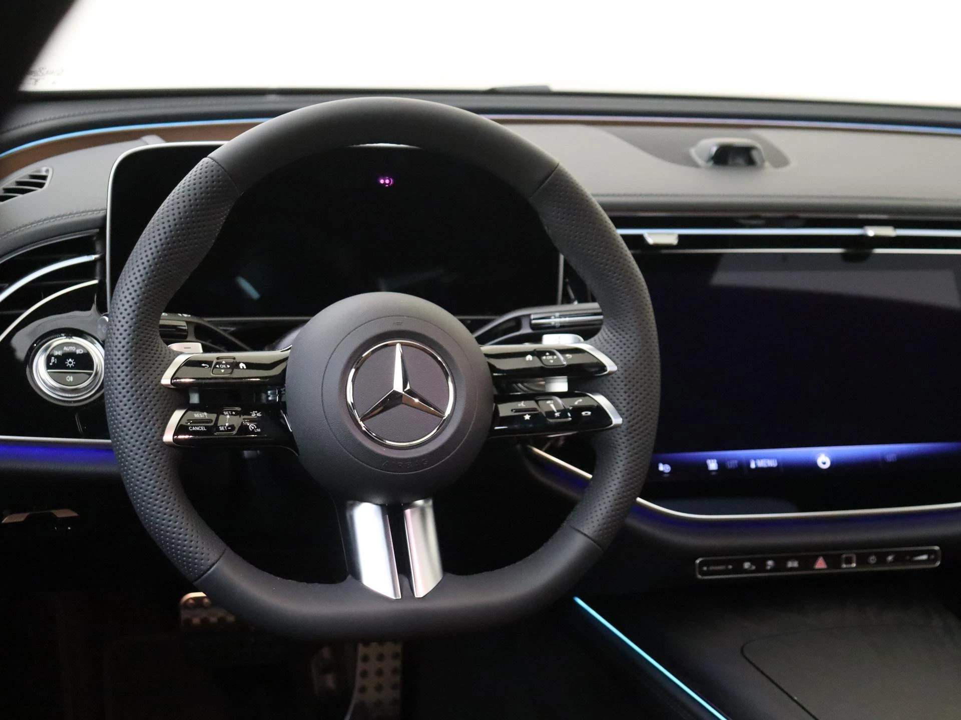 Mercedes-Benz-E-Klasse-image-11